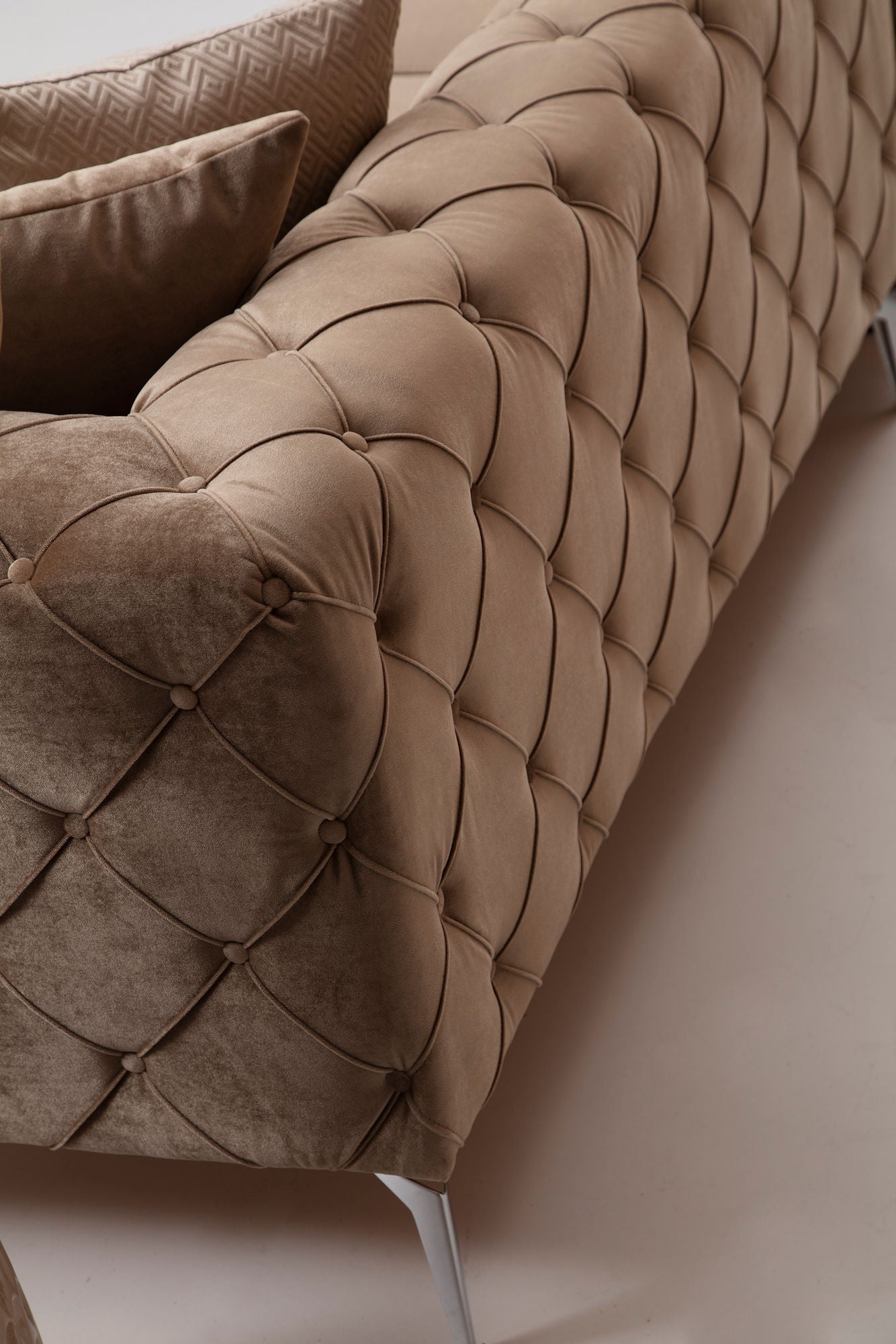 Sofá elegante de 4 lugares, creme escuro, 344 x 90 x 72 cm | Estrutura em madeira de faia e aglomerado, 100% poliéster, pernas cromadas | Inclui 2 almofadas, tecido lavável a seco