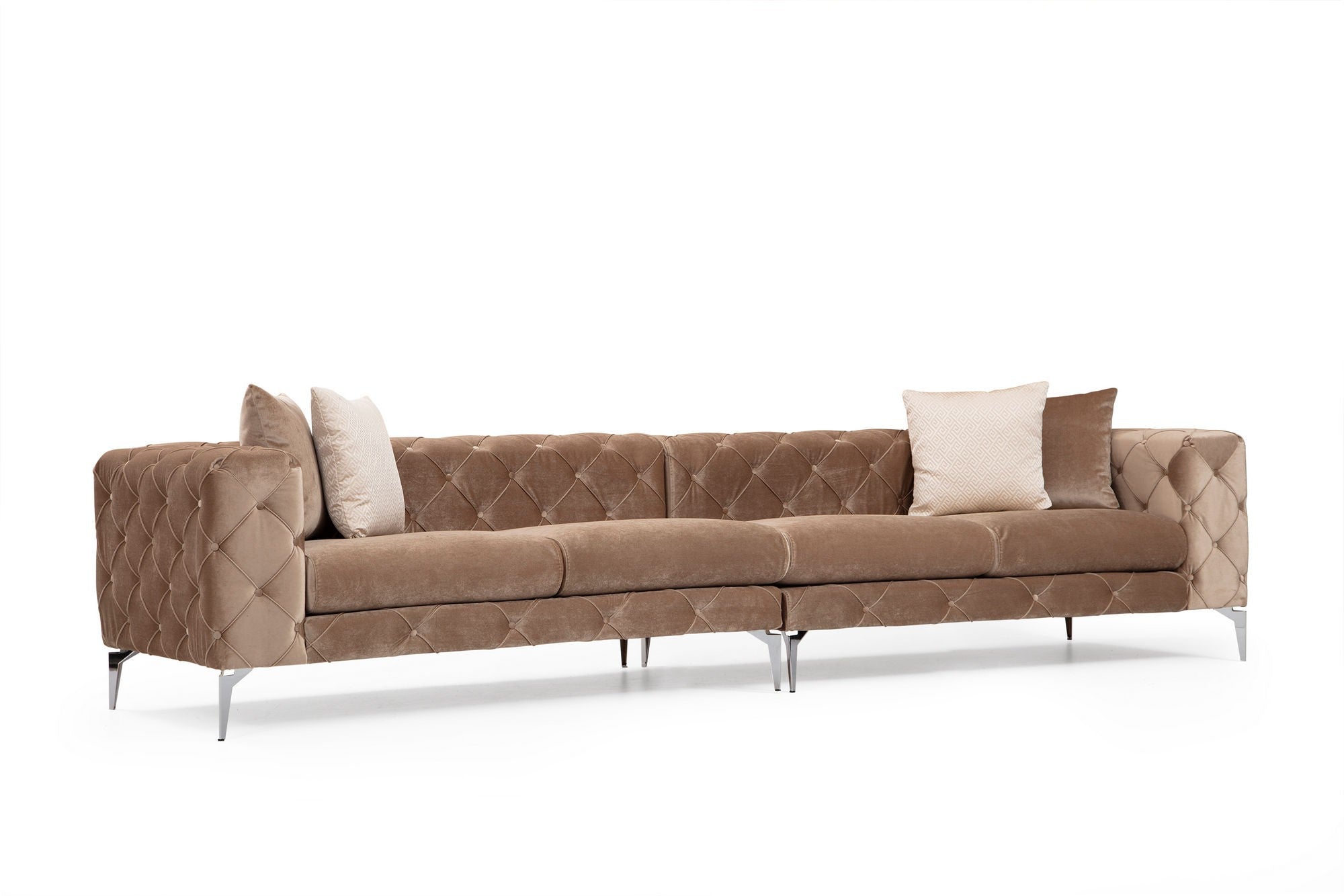 Sofá elegante de 4 lugares, creme escuro, 344 x 90 x 72 cm | Estrutura em madeira de faia e aglomerado, 100% poliéster, pernas cromadas | Inclui 2 almofadas, tecido lavável a seco