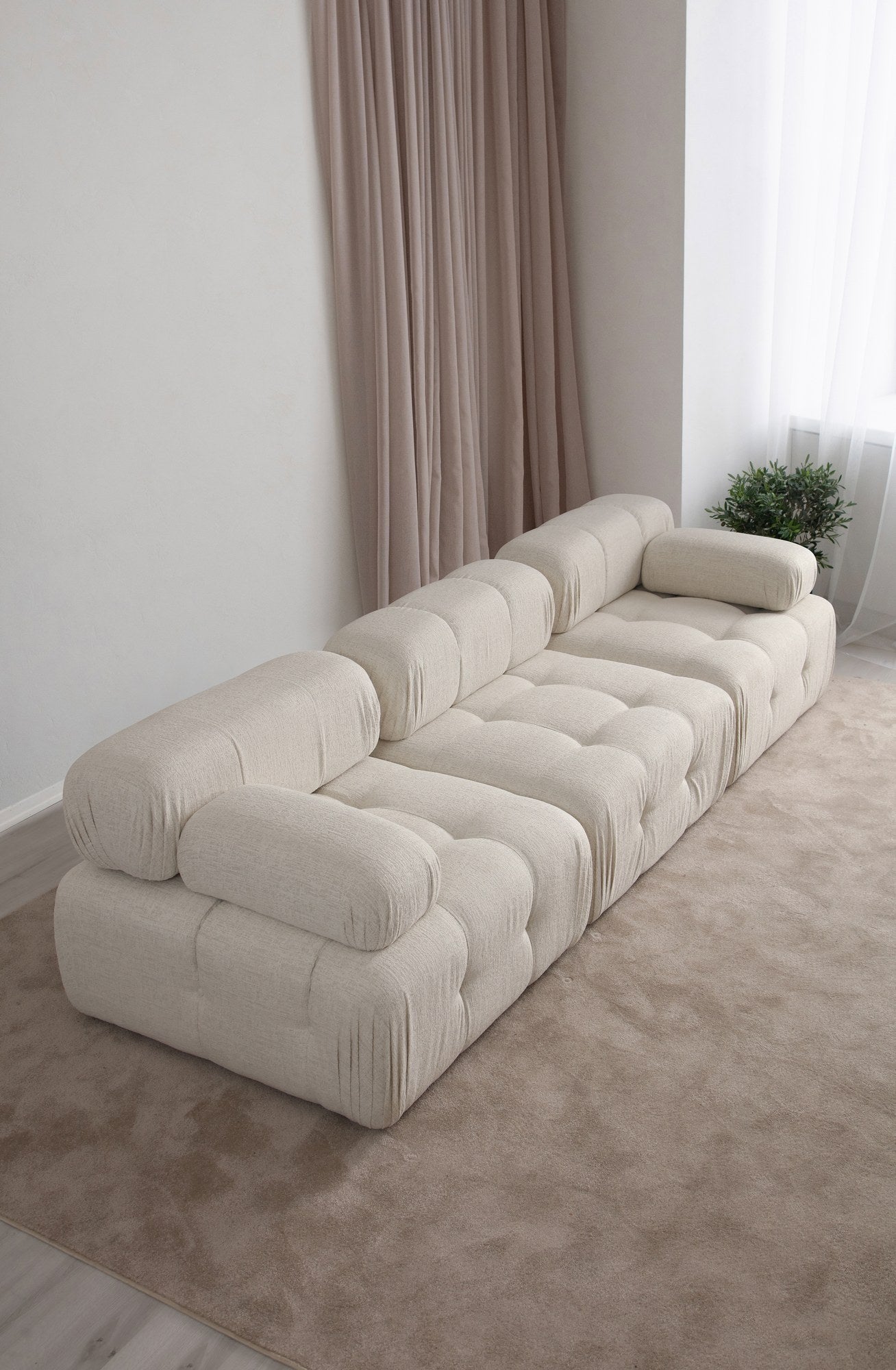 Sofá elegante de 3 lugares, cor creme, 300 x 100 x 80 cm | Estrutura em madeira de faia e aglomerado, 100% poliéster, espuma 28 DNS | Design moderno com mecanismo de mudança