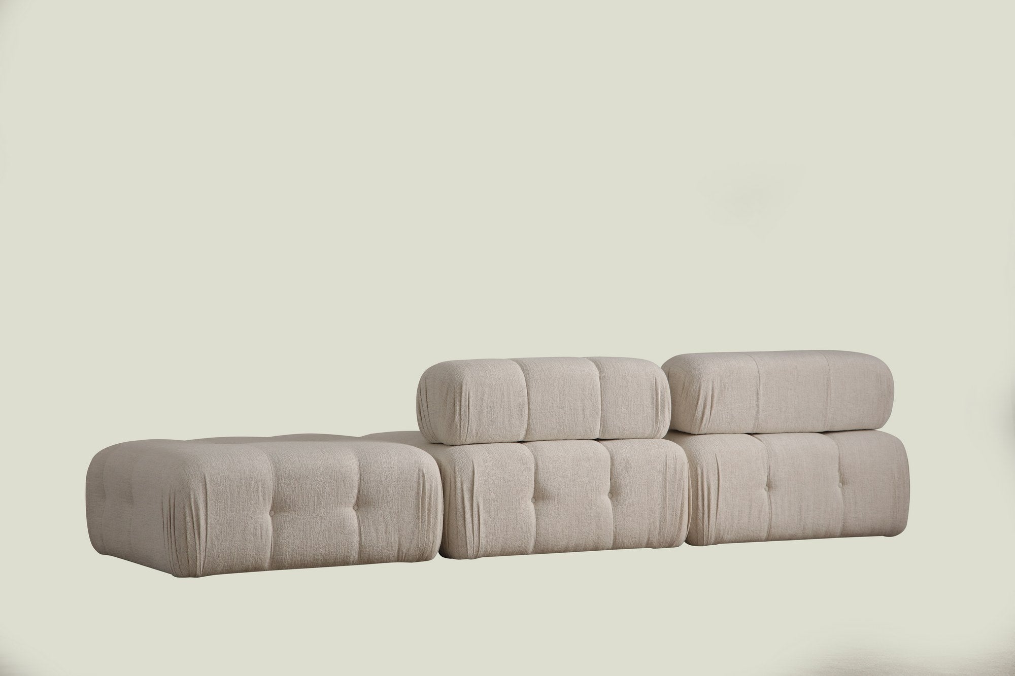 Sofá elegante de 3 lugares, cor creme, 300 x 100 x 80 cm | Estrutura em madeira de faia e aglomerado, 100% poliéster, espuma 28 DNS | Design moderno com mecanismo de mudança