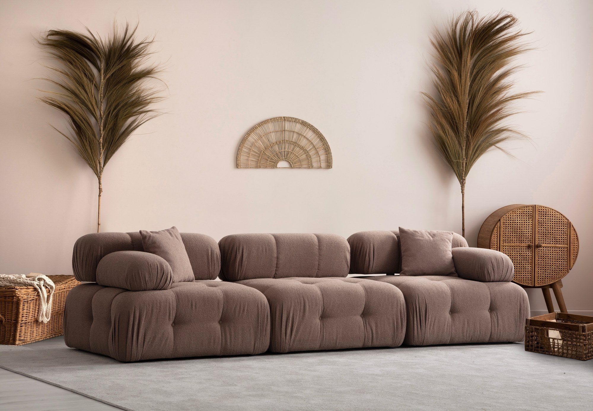Sofá elegante de 3 lugares, Cappuccino, 300 x 100 x 80 cm | Estrutura em madeira de faia e aglomerado, 100% poliéster, espuma 28 DNS | Design moderno com mecanismo de mudança