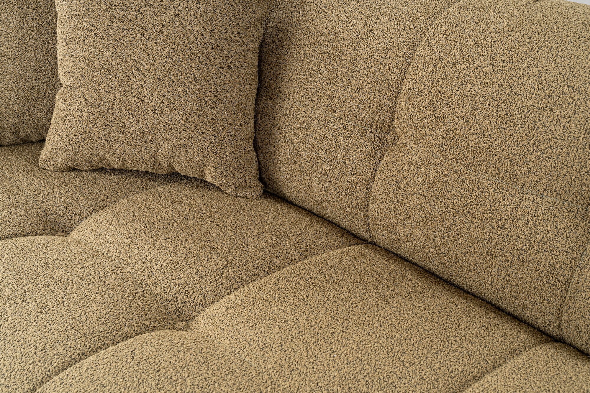 Sofá elegante de 3 lugares, cáqui, 235 x 100 x 72 cm | Estrutura em madeira de faia e aglomerado, 100% poliéster, espuma 28 DNS | Almofadas fixas, tecido de fácil manutenção