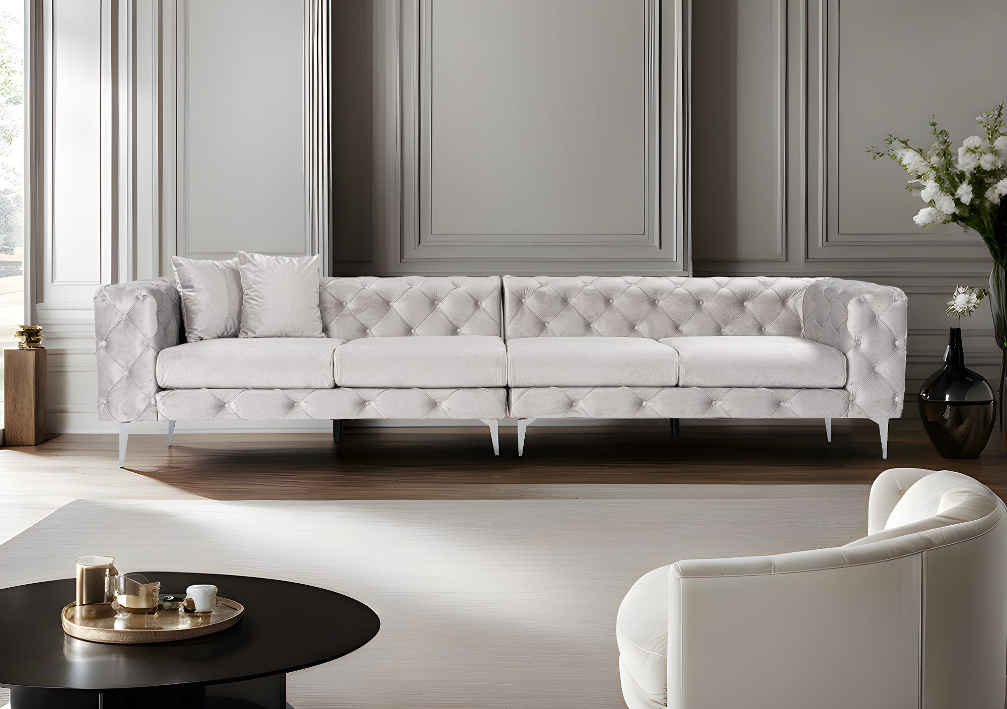 Sofá elegante de 4 lugares, cinza claro, 344 x 90 x 72 cm | Estrutura em madeira de faia e aglomerado, 100% poliéster, pernas cromadas | Inclui 2 almofadas, tecido lavável a seco