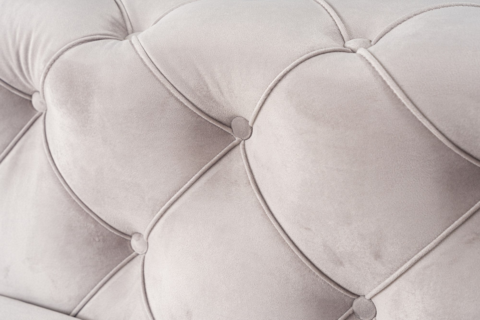 Sofá elegante de 4 lugares, cinza claro, 344 x 90 x 72 cm | Estrutura em madeira de faia e aglomerado, 100% poliéster, pernas cromadas | Inclui 2 almofadas, tecido lavável a seco