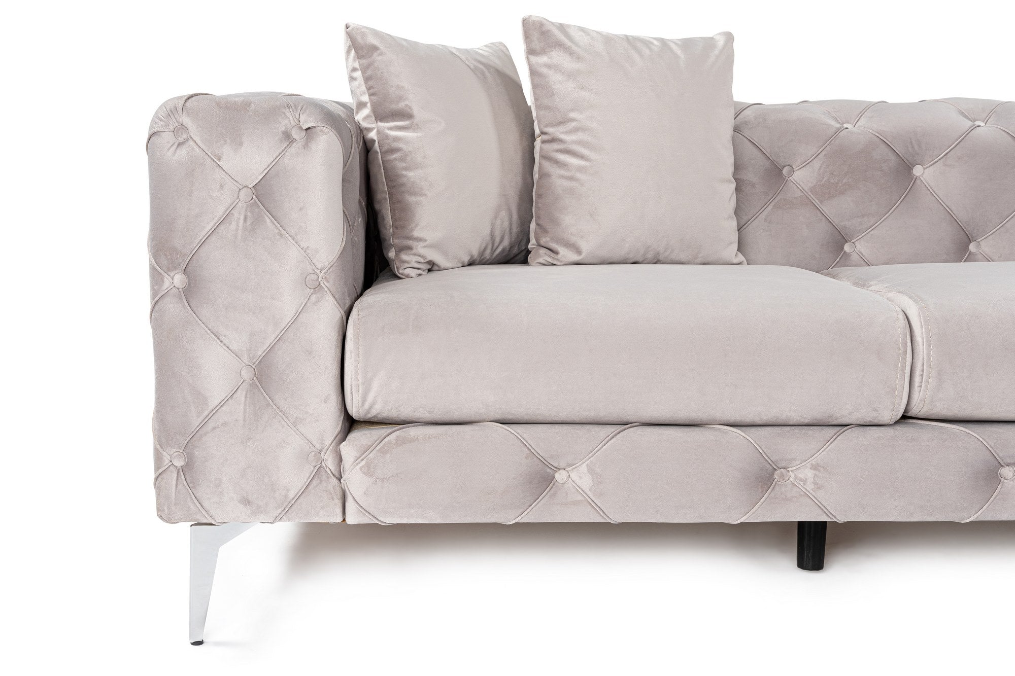 Sofá elegante de 4 lugares, cinza claro, 344 x 90 x 72 cm | Estrutura em madeira de faia e aglomerado, 100% poliéster, pernas cromadas | Inclui 2 almofadas, tecido lavável a seco