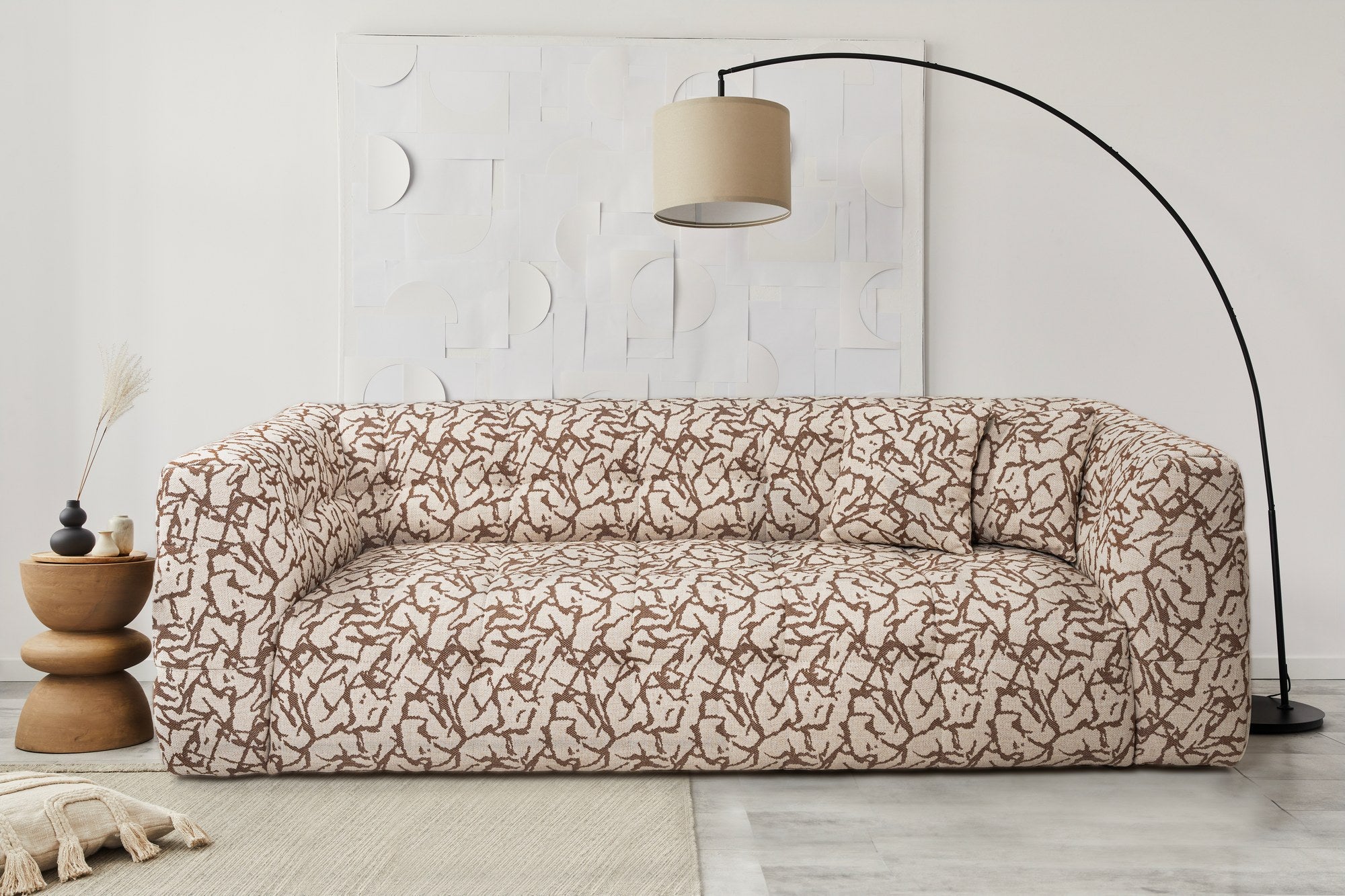 Sofá elegante de 3 lugares, cor bege, 235 x 100 x 72 cm | Estrutura em madeira de faia e aglomerado, 100% poliéster, espuma 28 DNS | Almofadas fixas, conforto moderno