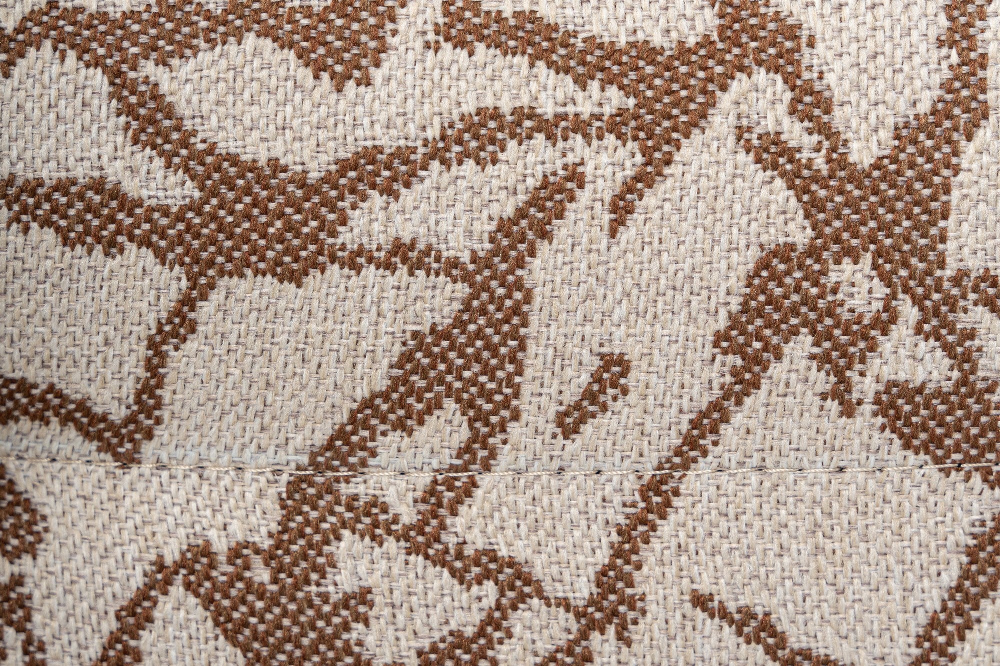 Sofá elegante de 3 lugares, cor bege, 235 x 100 x 72 cm | Estrutura em madeira de faia e aglomerado, 100% poliéster, espuma 28 DNS | Almofadas fixas, conforto moderno