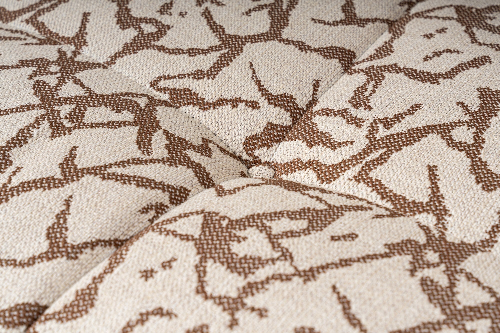 Sofá elegante de 3 lugares, cor bege, 235 x 100 x 72 cm | Estrutura em madeira de faia e aglomerado, 100% poliéster, espuma 28 DNS | Almofadas fixas, conforto moderno
