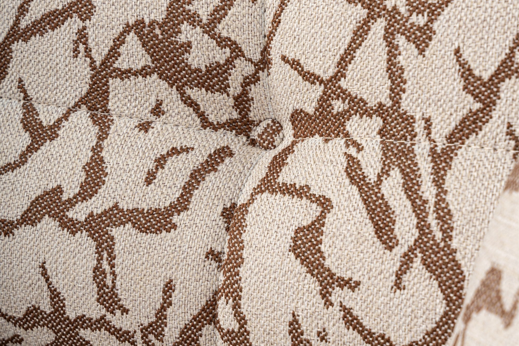 Sofá elegante de 3 lugares, cor bege, 235 x 100 x 72 cm | Estrutura em madeira de faia e aglomerado, 100% poliéster, espuma 28 DNS | Almofadas fixas, conforto moderno