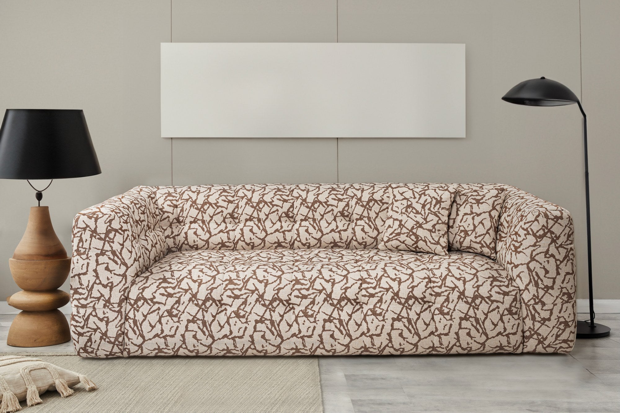 Sofá elegante de 3 lugares, cor bege, 235 x 100 x 72 cm | Estrutura em madeira de faia e aglomerado, 100% poliéster, espuma 28 DNS | Almofadas fixas, conforto moderno