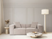 Sofá elegante de 2 lugares, cor mocha, 220 x 108 x 65 cm | Estrutura 100% madeira de carpa, tecido 100% poliéster, espuma 32 DNS, inclui 2 almofadas | Perfeito para salas de estar modernas