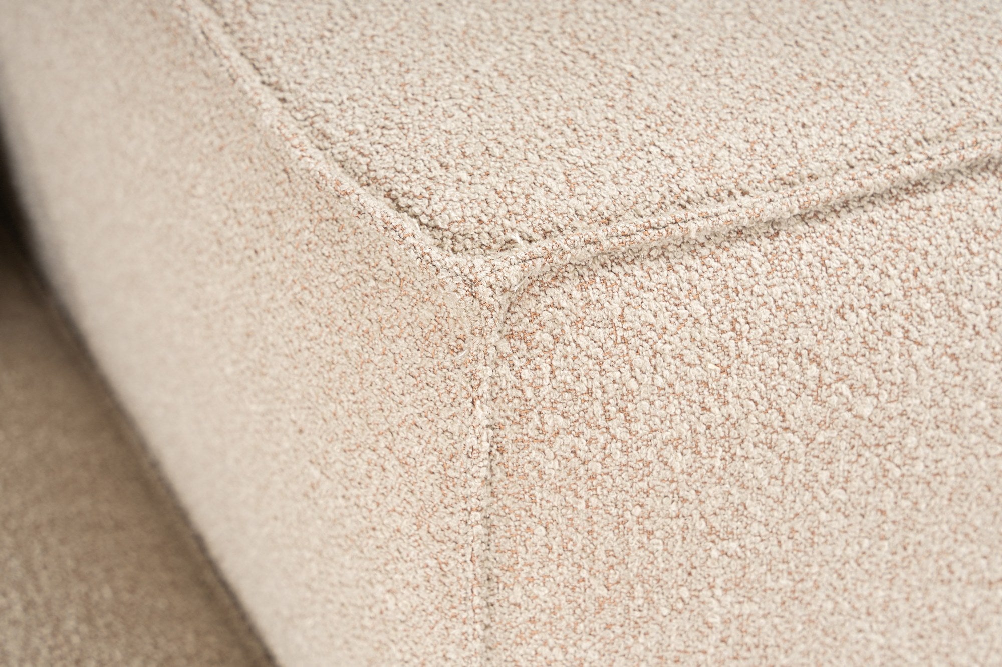 Sofá elegante de 1 lugar, cor pêssego, 110 x 108 x 65 cm | Estrutura 100% madeira de carpa, tecido 100% linho, espuma 32 DNS, inclui 1 almofada | Elegante e confortável