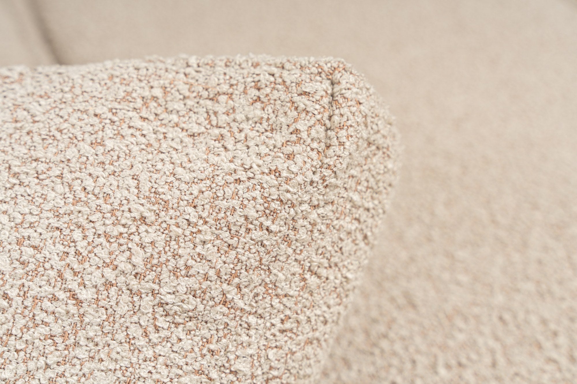 Sofá de canto elegante, cor pêssego, 303 x 193 x 65 cm | Estrutura 100% madeira de carpa, tecido 100% linho, espuma 32 DNS, inclui 2 almofadas | Assentos elegantes e confortáveis
