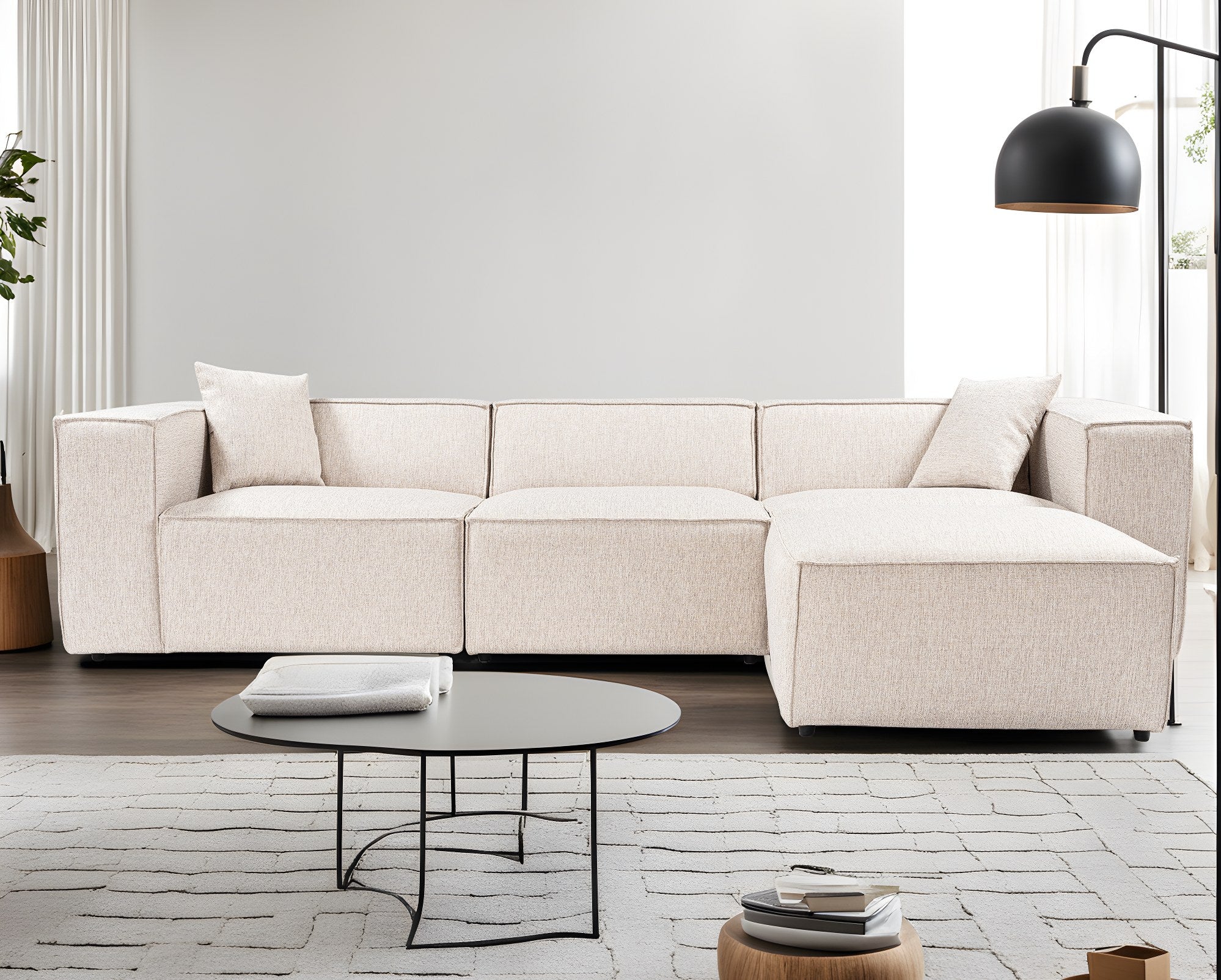 Sofá de canto elegante, marrom claro, 303 x 193 x 65 cm | Estrutura 100% madeira de carpa, tecido 100% linho, espuma 32 DNS, inclui 2 almofadas | Assentos elegantes e confortáveis