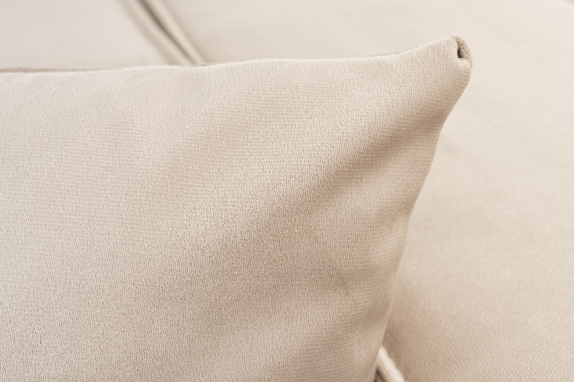 Sofá elegante de 2 lugares, linho creme, 220 x 108 x 65 cm | Estrutura 100% madeira de carpa, espuma DNS 32, pernas de plástico | Inclui 2 almofadas, perfeito para salas de estar modernas