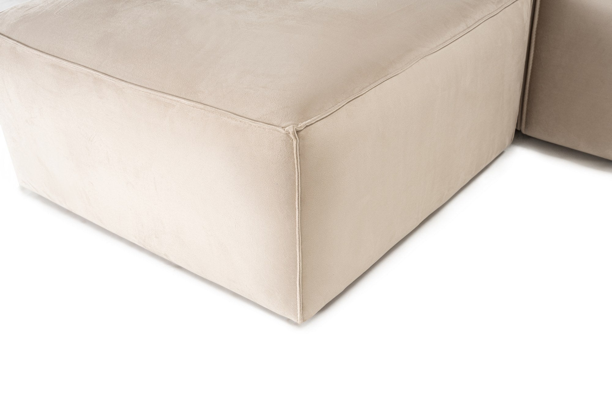 Sofá de canto elegante, creme, 303 x 193 x 65 cm | Estrutura 100% madeira de carpa, tecido 100% linho, espuma 32 DNS, inclui 2 almofadas | Assentos elegantes e confortáveis