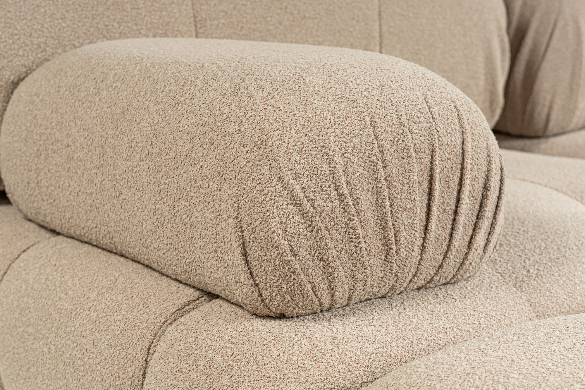 Sofá elegante de 1 lugar, cor pêssego, 100 cm x 100 cm x 80 cm | Estrutura em madeira de faia e aglomerado, 100% poliéster, espuma 28 DNS | Design moderno com mecanismo de mudança