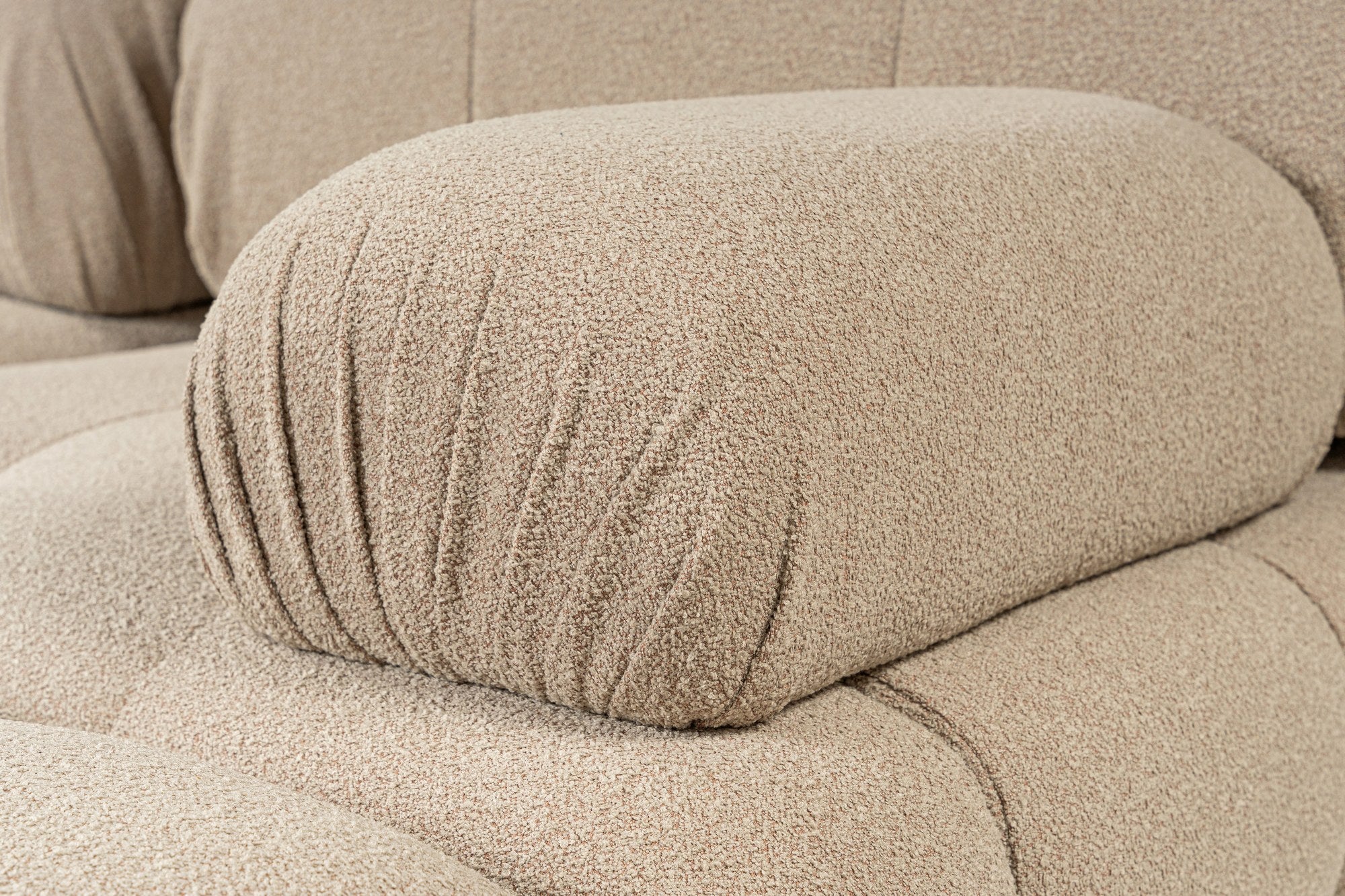 Sofá elegante de 1 lugar, cor pêssego, 100 cm x 100 cm x 80 cm | Estrutura em madeira de faia e aglomerado, 100% poliéster, espuma 28 DNS | Design moderno com mecanismo de mudança