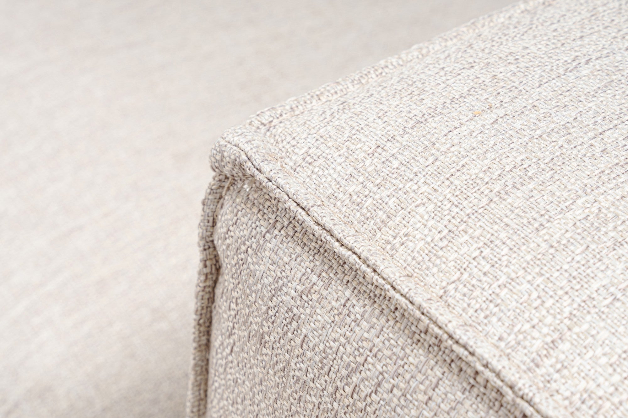 Sofá elegante de 1 lugar, marrom claro, 66 cm de altura | Estrutura 100% madeira de carpa, tecido 100% linho, espuma 32 DNS, inclui 1 almofada | Design elegante e confortável