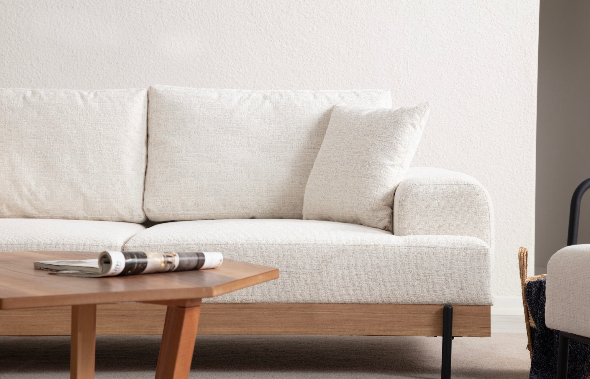 Sofá elegante de 3 lugares, branco, 220 cm | Estrutura em madeira de faia e aglomerado, 100% poliéster, espuma macia e assentos de mola | Pernas de metal pretas, tecido lavável a seco