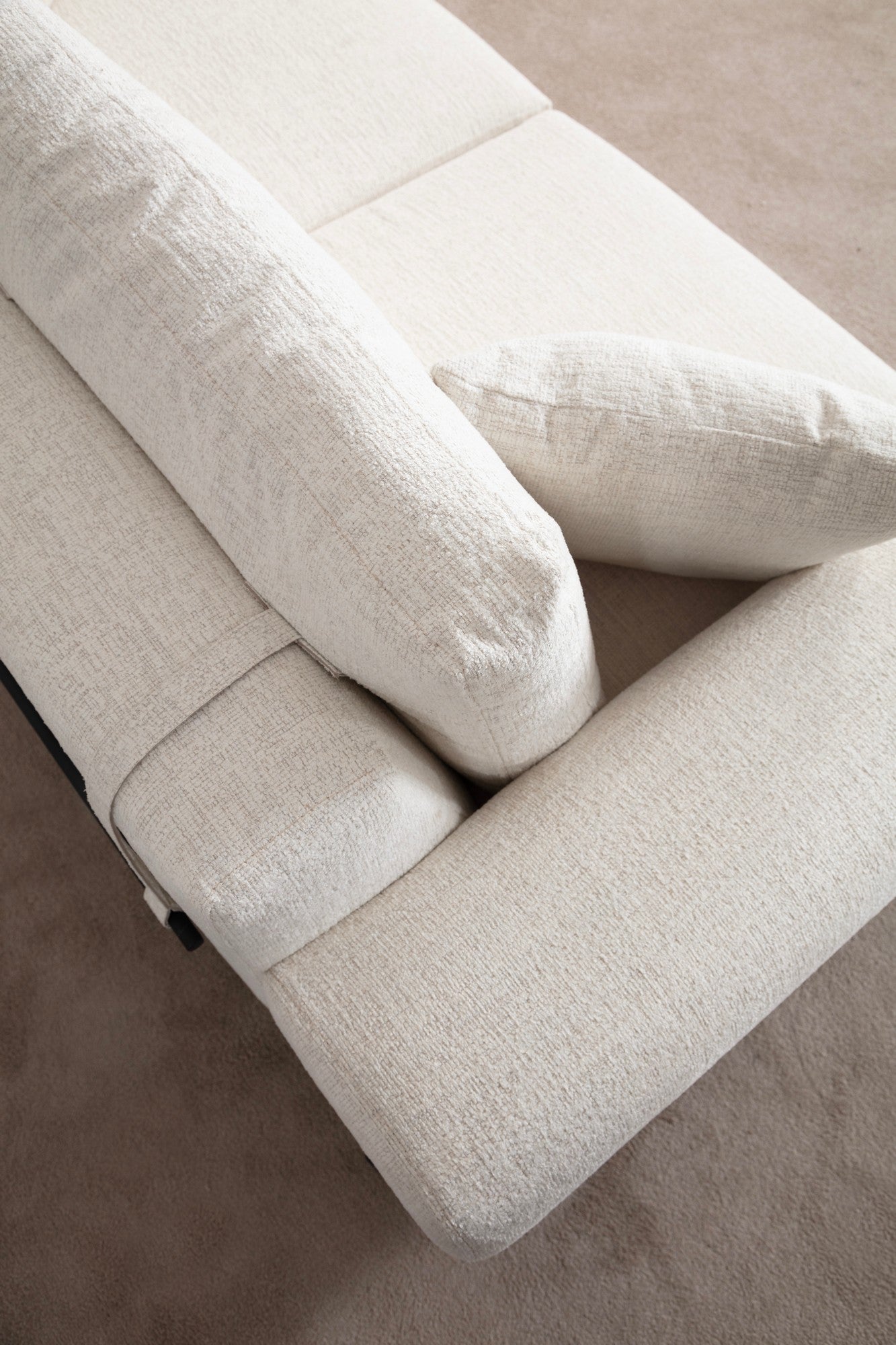 Sofá elegante de 3 lugares, branco, 220 cm | Estrutura em madeira de faia e aglomerado, 100% poliéster, espuma macia e assentos de mola | Pernas de metal pretas, tecido lavável a seco