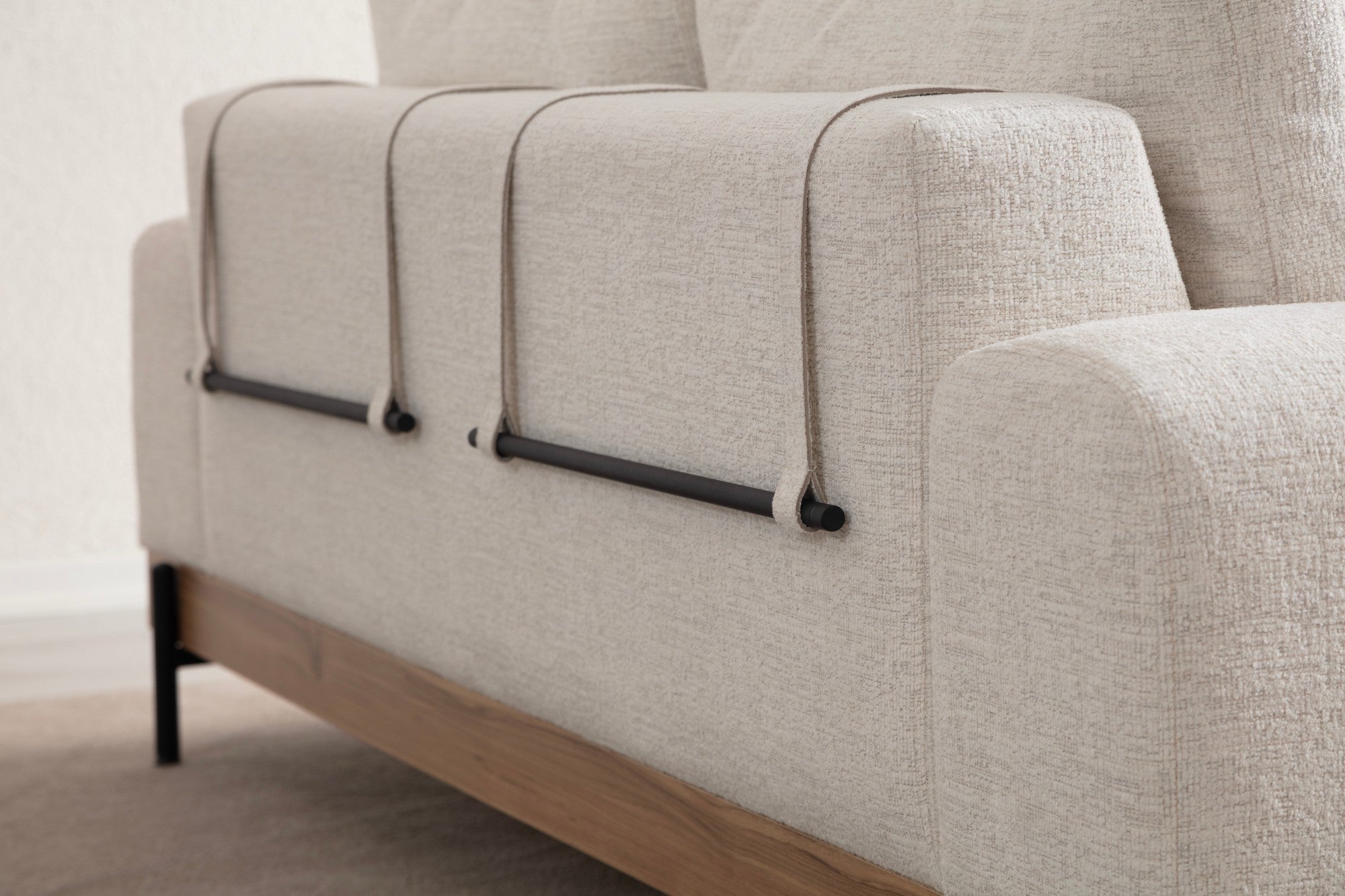 Sofá elegante de 3 lugares, branco, 220 cm | Estrutura em madeira de faia e aglomerado, 100% poliéster, espuma macia e assentos de mola | Pernas de metal pretas, tecido lavável a seco