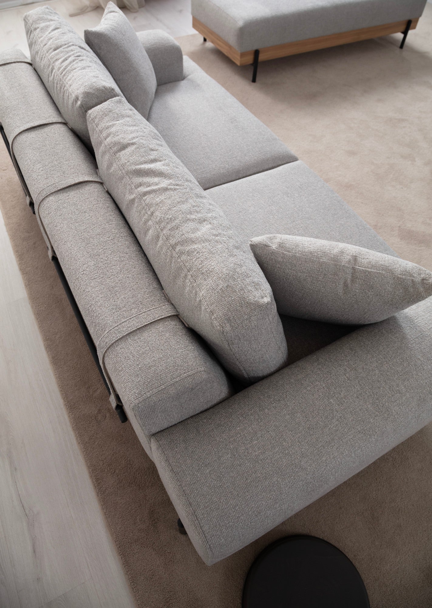 Sofá elegante de 3 lugares, tecido cinza, 220 x 98 x 78 cm | Estrutura em madeira de faia e aglomerado, pernas de metal | Espuma macia e almofadas portáteis, perfeito para salas de estar modernas