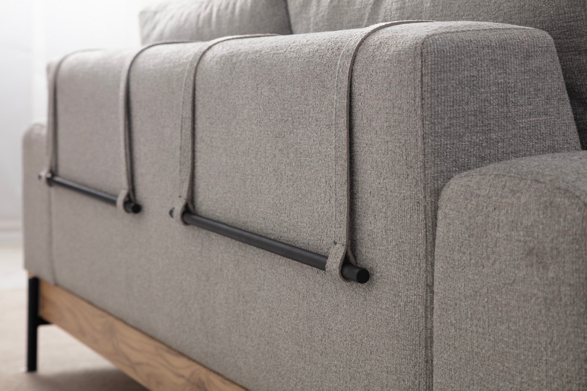 Sofá elegante de 3 lugares, tecido cinza, 220 x 98 x 78 cm | Estrutura em madeira de faia e aglomerado, pernas de metal | Espuma macia e almofadas portáteis, perfeito para salas de estar modernas