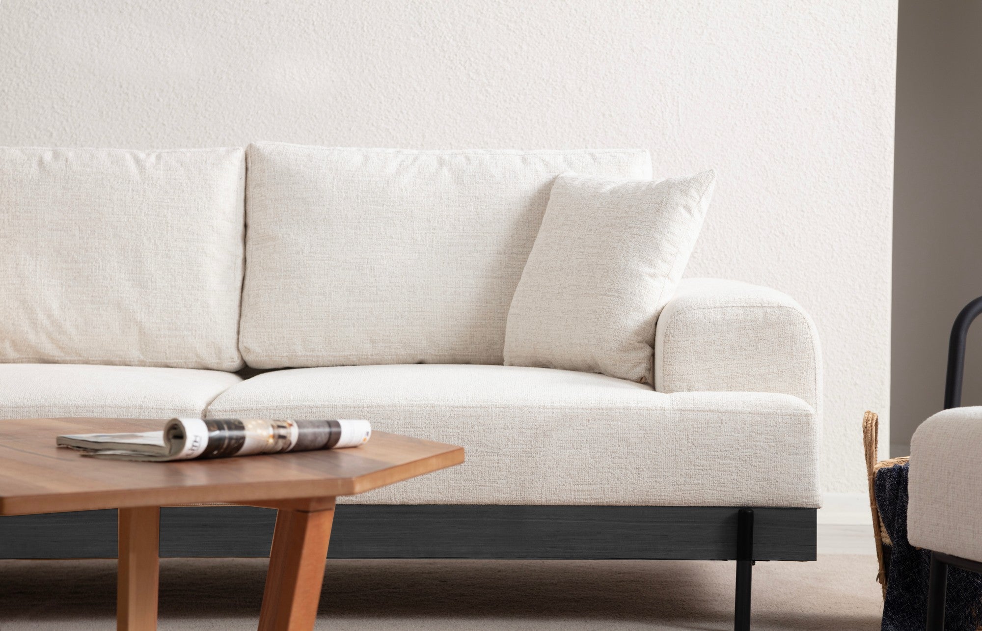 Sofá elegante de 3 lugares, branco, 220 cm | Estrutura em madeira de faia e aglomerado, 100% poliéster, espuma macia e assentos de mola | Pernas de metal pretas, tecido lavável a seco