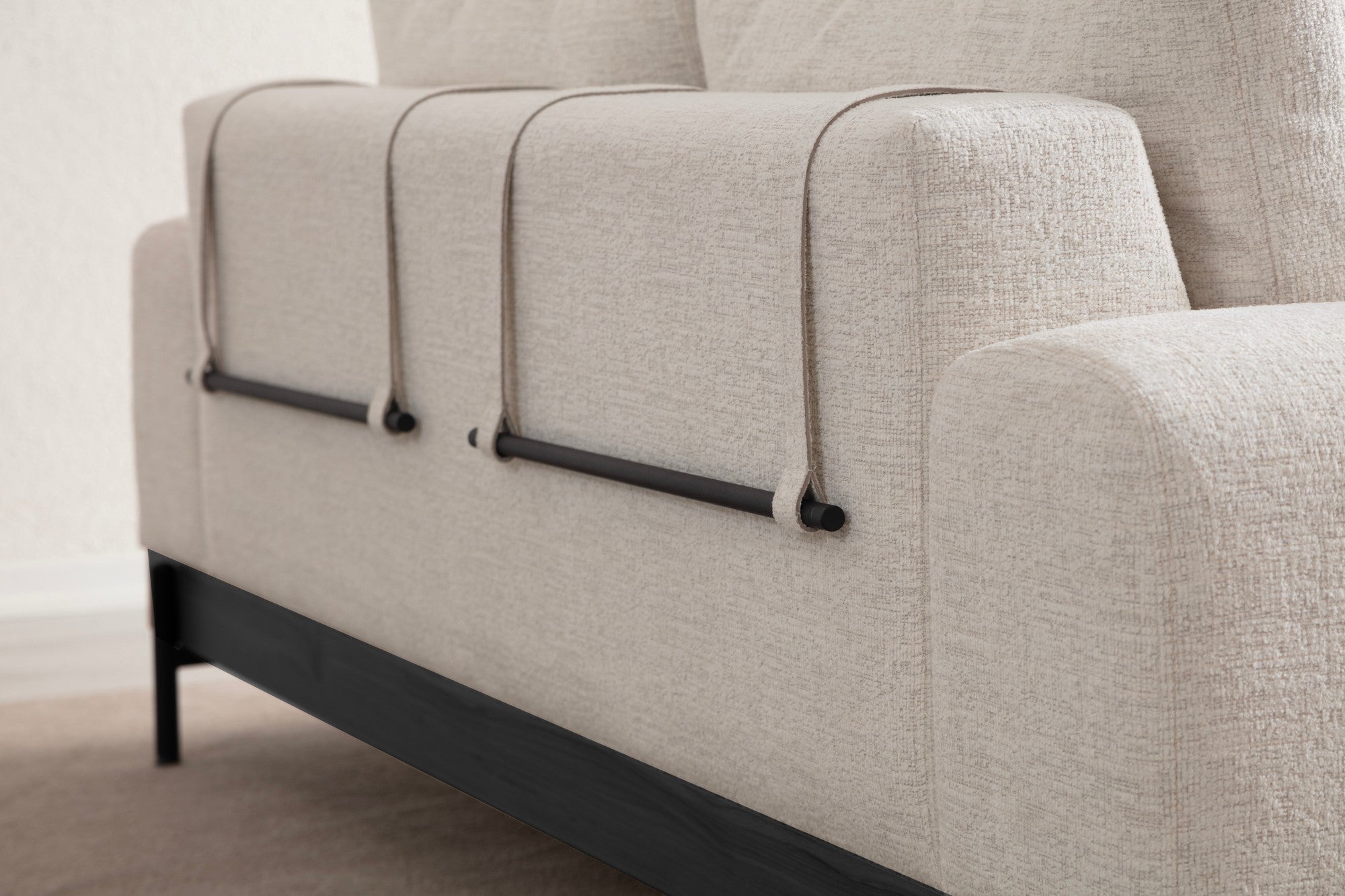 Sofá elegante de 3 lugares, branco, 220 cm | Estrutura em madeira de faia e aglomerado, 100% poliéster, espuma macia e assentos de mola | Pernas de metal pretas, tecido lavável a seco