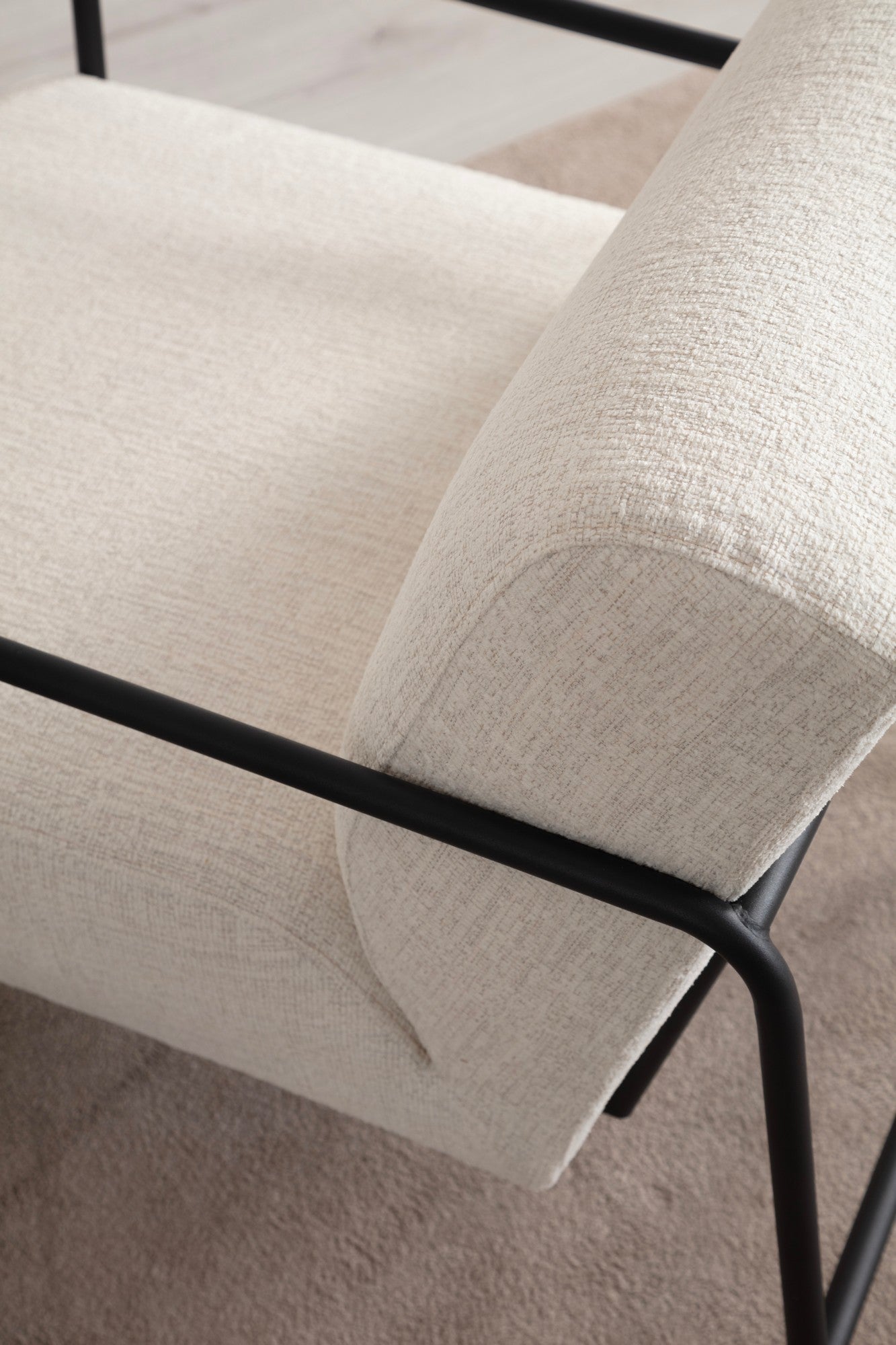Poltrona Elegante, Branca, 70 x 90 x 75 cm | Estrutura em madeira de faia e aglomerado, 100% poliéster, almofadas de espuma macia | Pernas de metal pretas elegantes, laváveis a seco