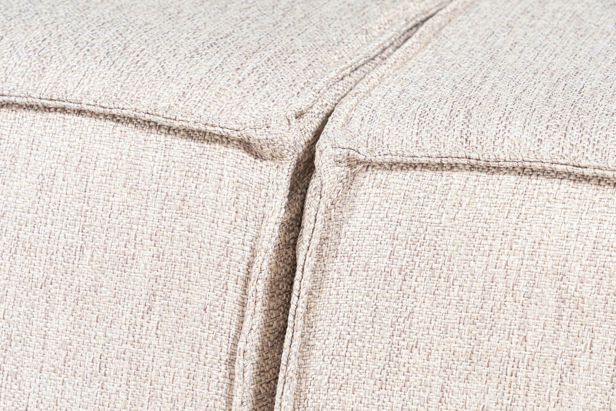 Sofá marrom claro de 2 lugares, 220 cm | Estrutura 100% madeira de carpa, tecido 100% linho, espuma 32 DNS, inclui 2 almofadas | Elegante e confortável para espaços modernos