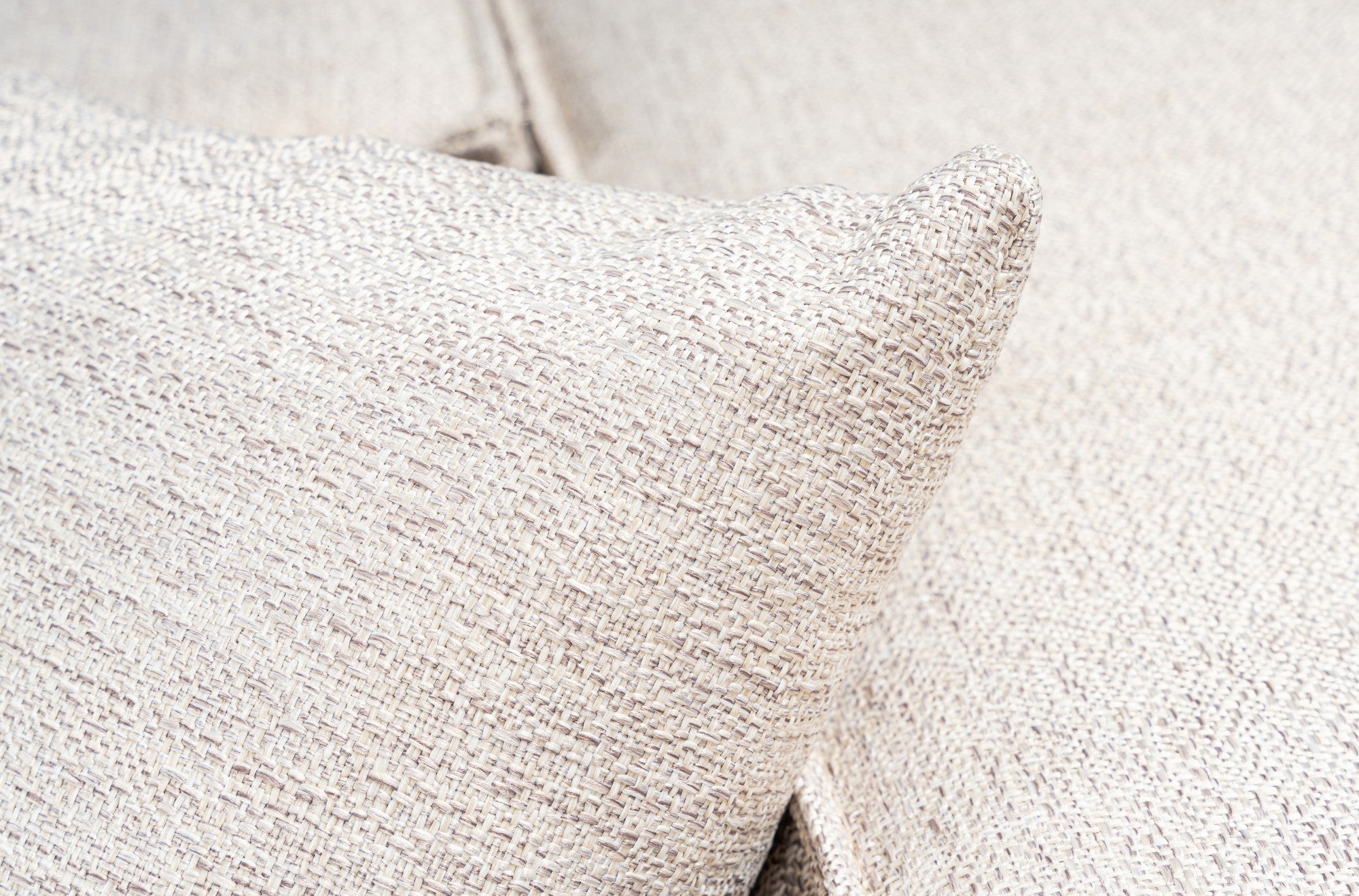 Sofá marrom claro de 2 lugares, 220 cm | Estrutura 100% madeira de carpa, tecido 100% linho, espuma 32 DNS, inclui 2 almofadas | Elegante e confortável para espaços modernos