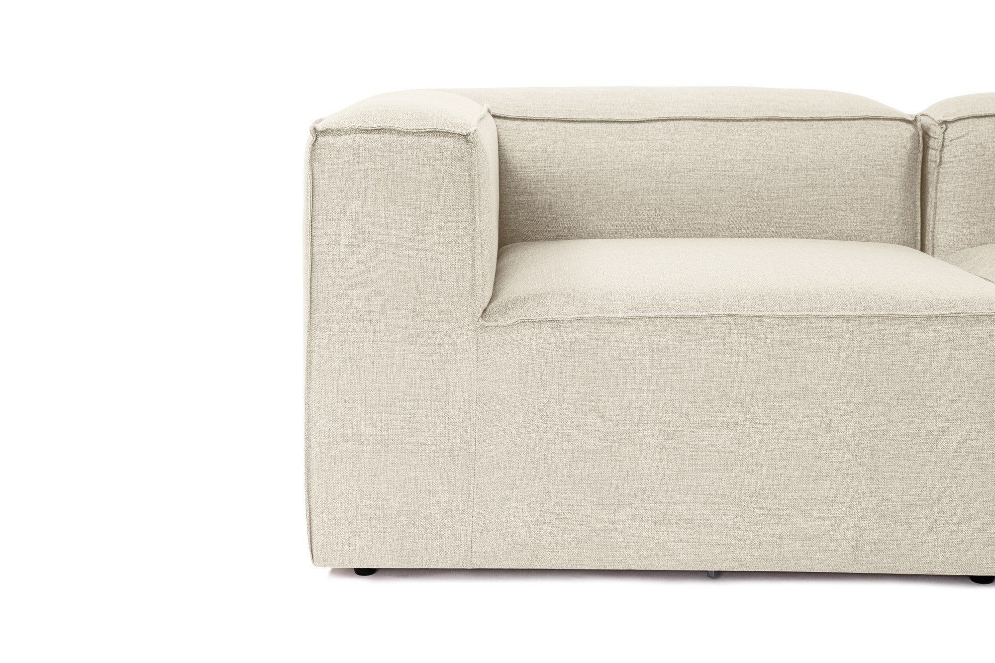 Sofá de canto elegante em cru, 297 cm x 190 cm x 66 cm | Estrutura 100% madeira de carpa, tecido 100% linho, espuma 32 DNS | Elegante e confortável para espaços de convivência modernos