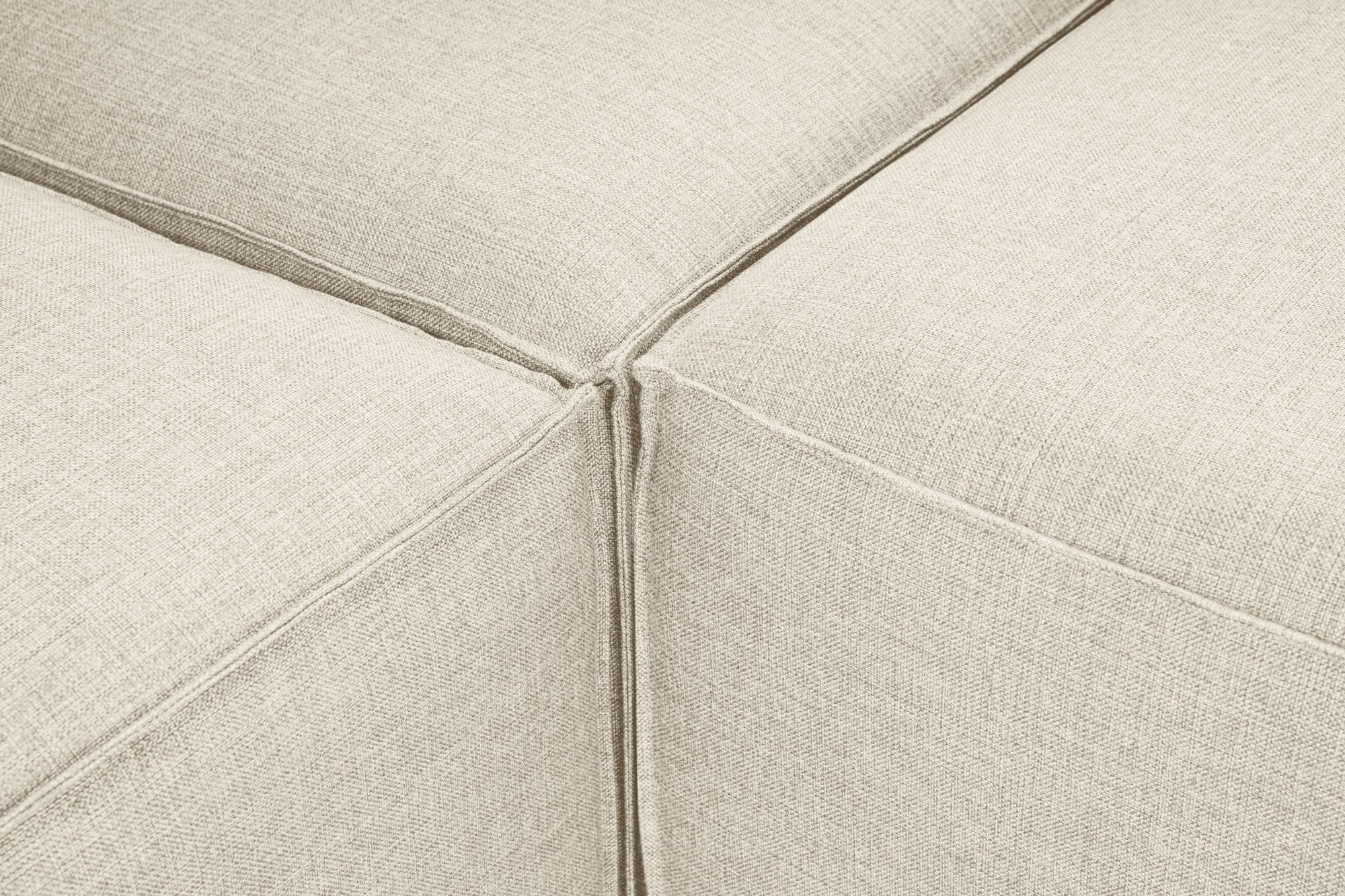 Sofá de canto elegante em cru, 297 cm x 190 cm x 66 cm | Estrutura 100% madeira de carpa, tecido 100% linho, espuma 32 DNS | Elegante e confortável para espaços de convivência modernos