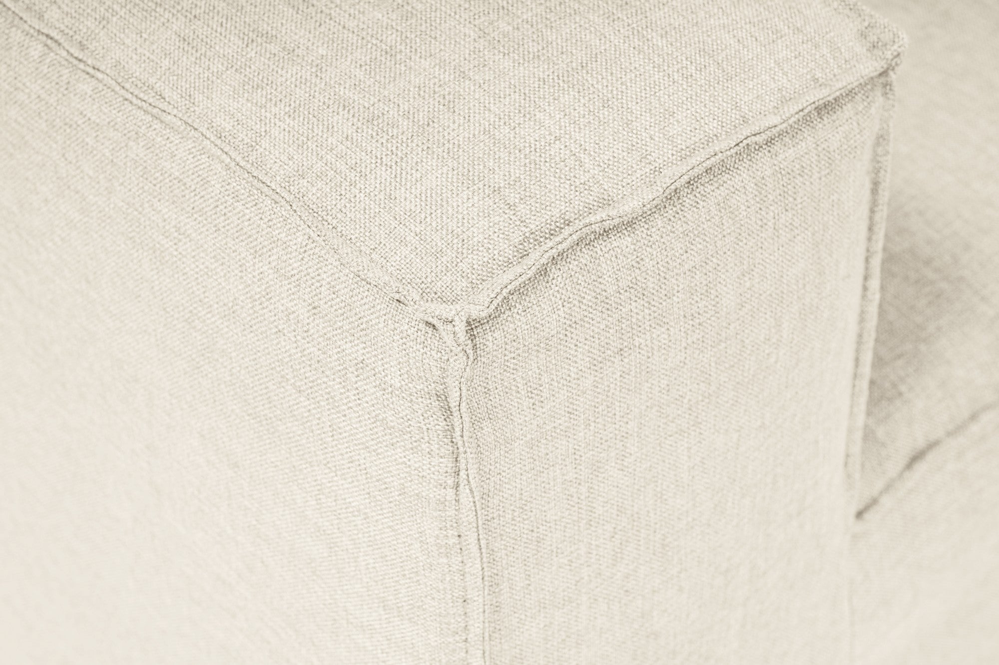 Sofá de canto elegante em cru, 297 cm x 190 cm x 66 cm | Estrutura 100% madeira de carpa, tecido 100% linho, espuma 32 DNS | Elegante e confortável para espaços de convivência modernos