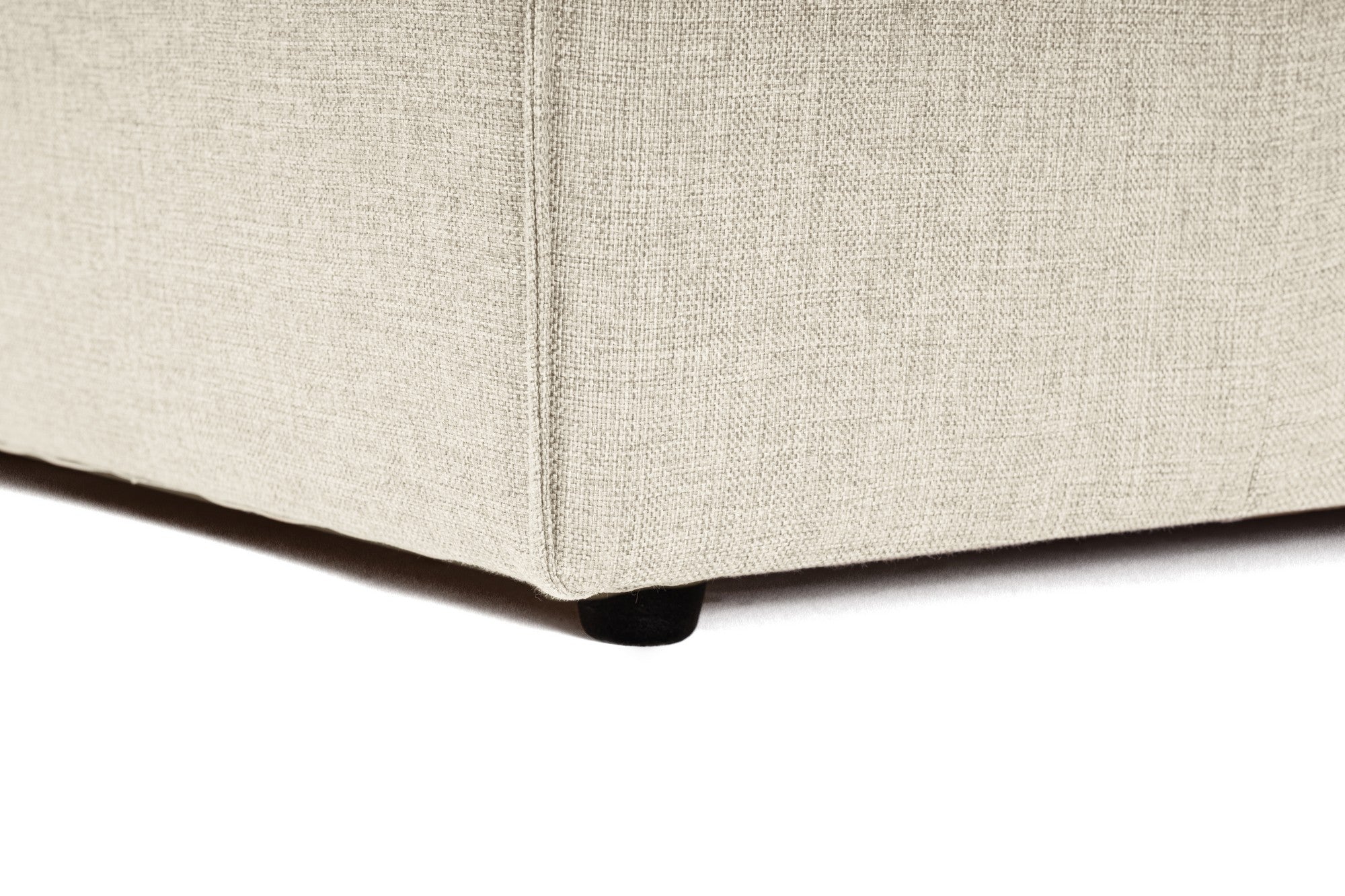 Sofá de canto elegante em cru, 297 cm x 190 cm x 66 cm | Estrutura 100% madeira de carpa, tecido 100% linho, espuma 32 DNS | Elegante e confortável para espaços de convivência modernos