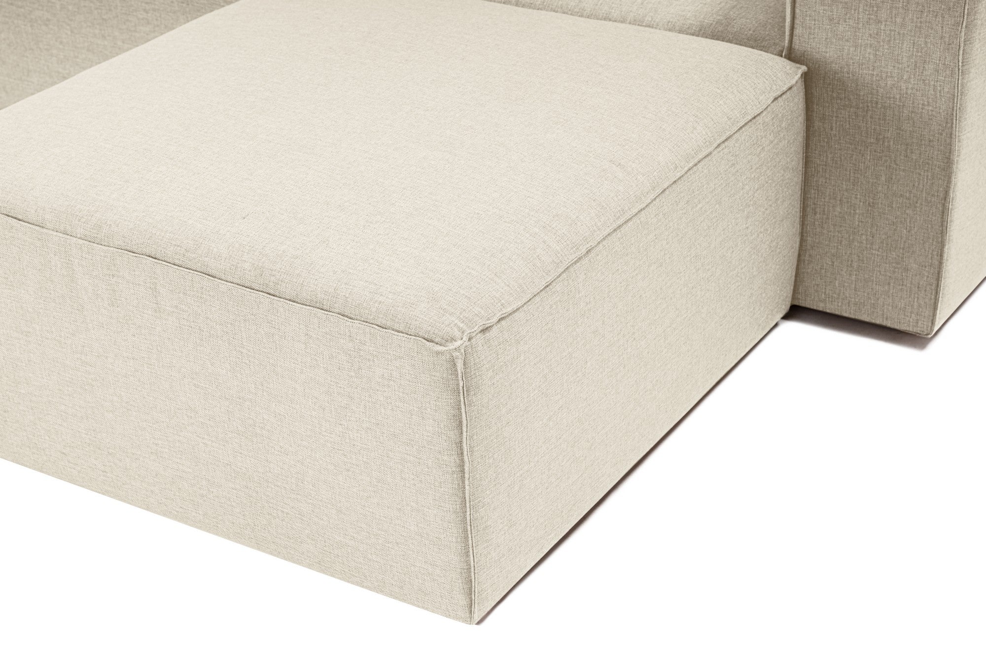 Sofá de canto elegante em cru, 297 cm x 190 cm x 66 cm | Estrutura 100% madeira de carpa, tecido 100% linho, espuma 32 DNS | Elegante e confortável para espaços de convivência modernos