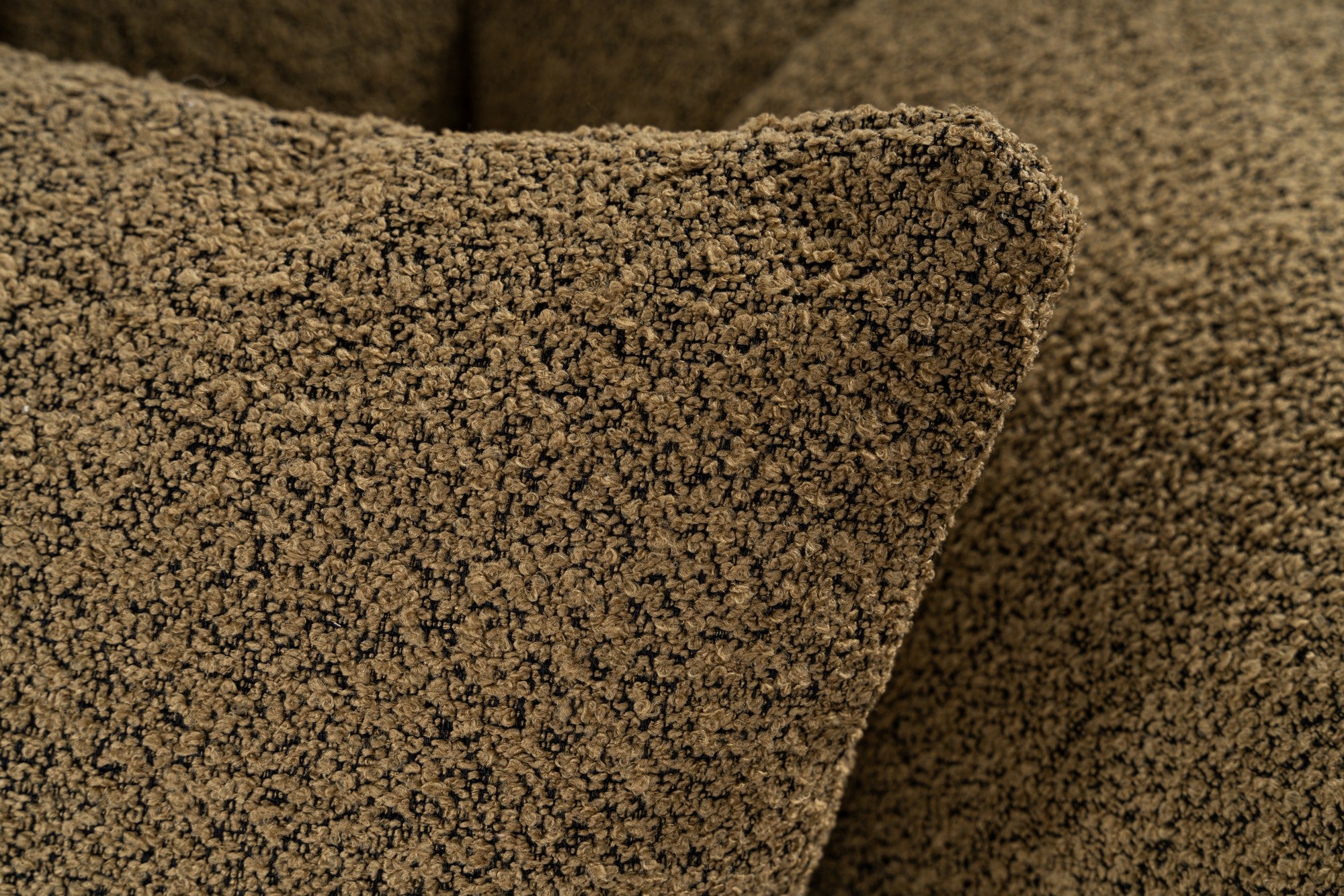 Sofá elegante de 2 lugares, cáqui, 195 x 100 x 72 cm | Estrutura em madeira de faia e aglomerado, 100% poliéster, espuma 28 DNS | Almofadas fixas, tecido fácil de limpar, design moderno