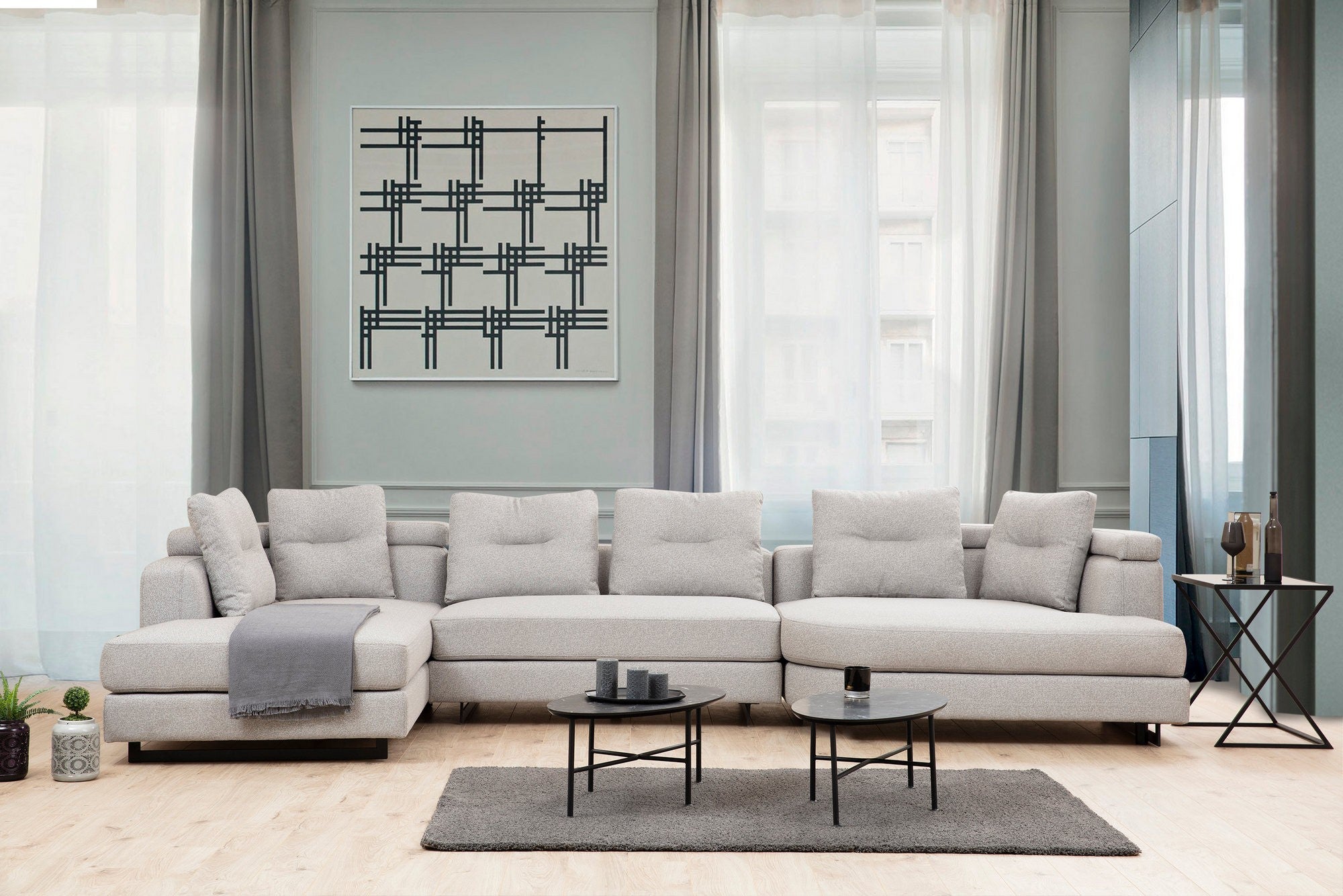 Sofá de canto elegante, cinza claro, 140 x 385 x 200 cm | Estrutura em madeira de faia e aglomerado, 100% poliéster, almofadas de espuma macia, pernas de metal preto, 2 almofadas incluídas