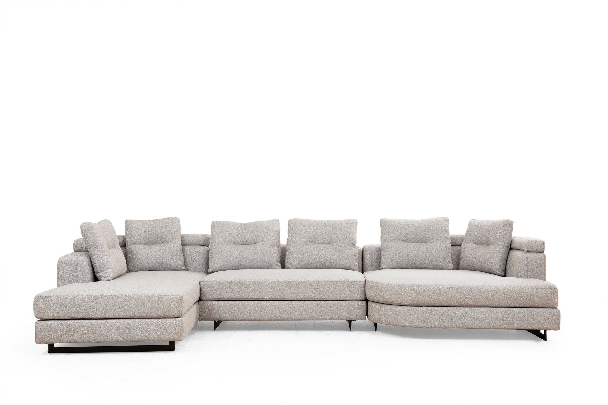 Sofá de canto elegante, cinza claro, 140 x 385 x 200 cm | Estrutura em madeira de faia e aglomerado, 100% poliéster, almofadas de espuma macia, pernas de metal preto, 2 almofadas incluídas