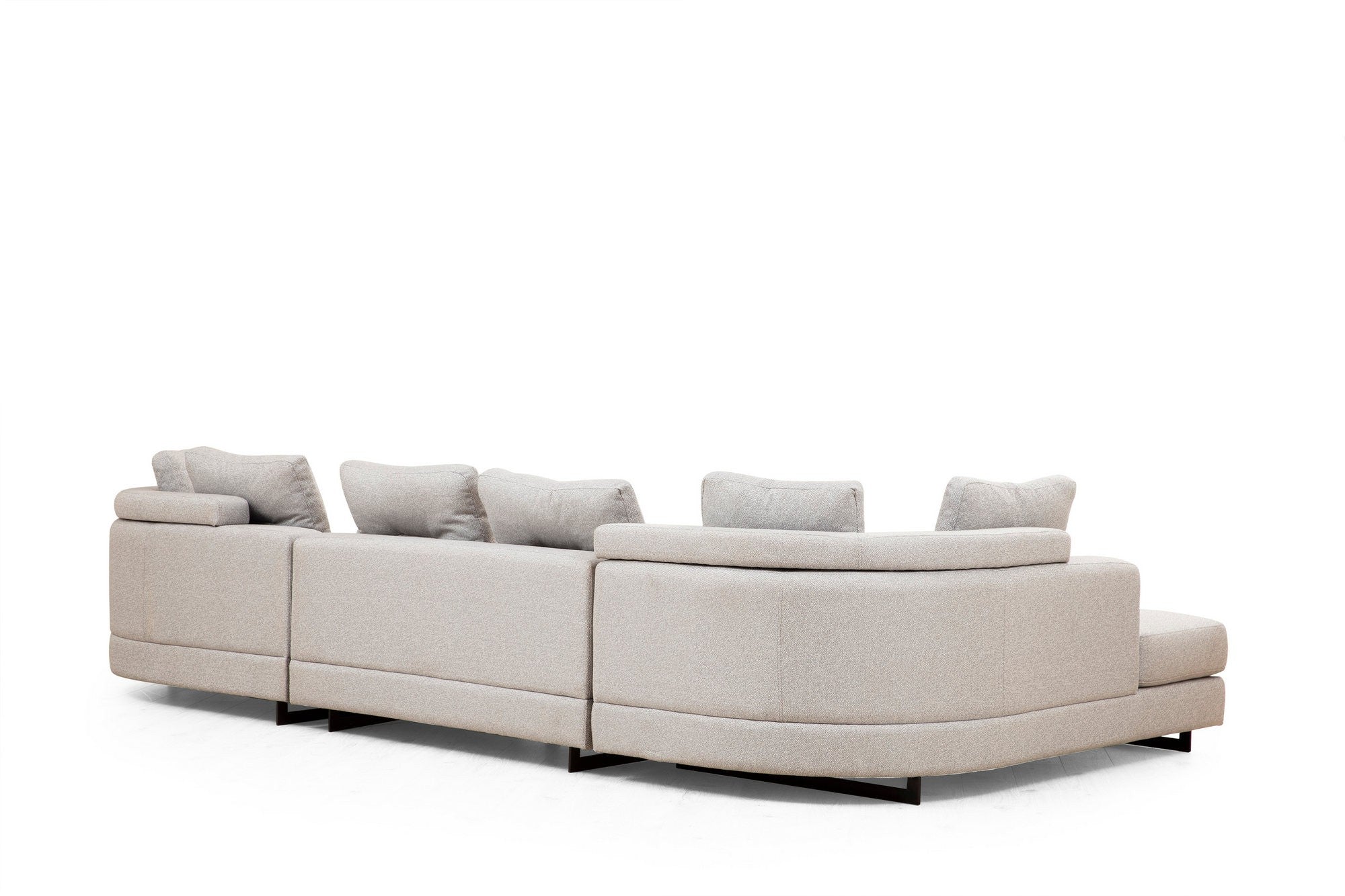 Sofá de canto elegante, cinza claro, 140 x 385 x 200 cm | Estrutura em madeira de faia e aglomerado, 100% poliéster, almofadas de espuma macia, pernas de metal preto, 2 almofadas incluídas