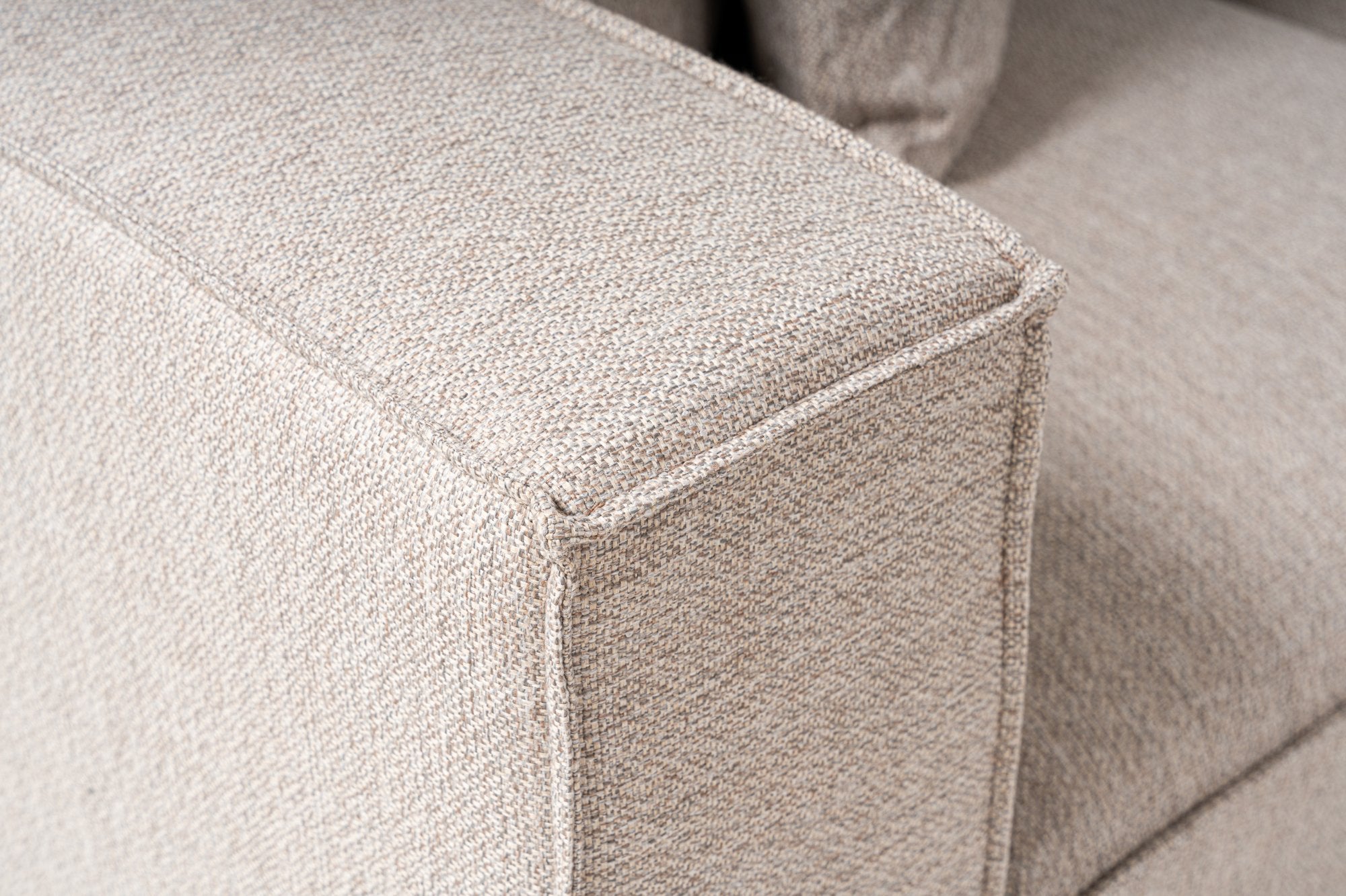 Sofá de canto elegante bege areia, 350 cm | Estrutura 100% madeira de carpa, tecido 100% linho, espuma 32 DNS, pernas de plástico | Elegante e confortável para salas de estar modernas