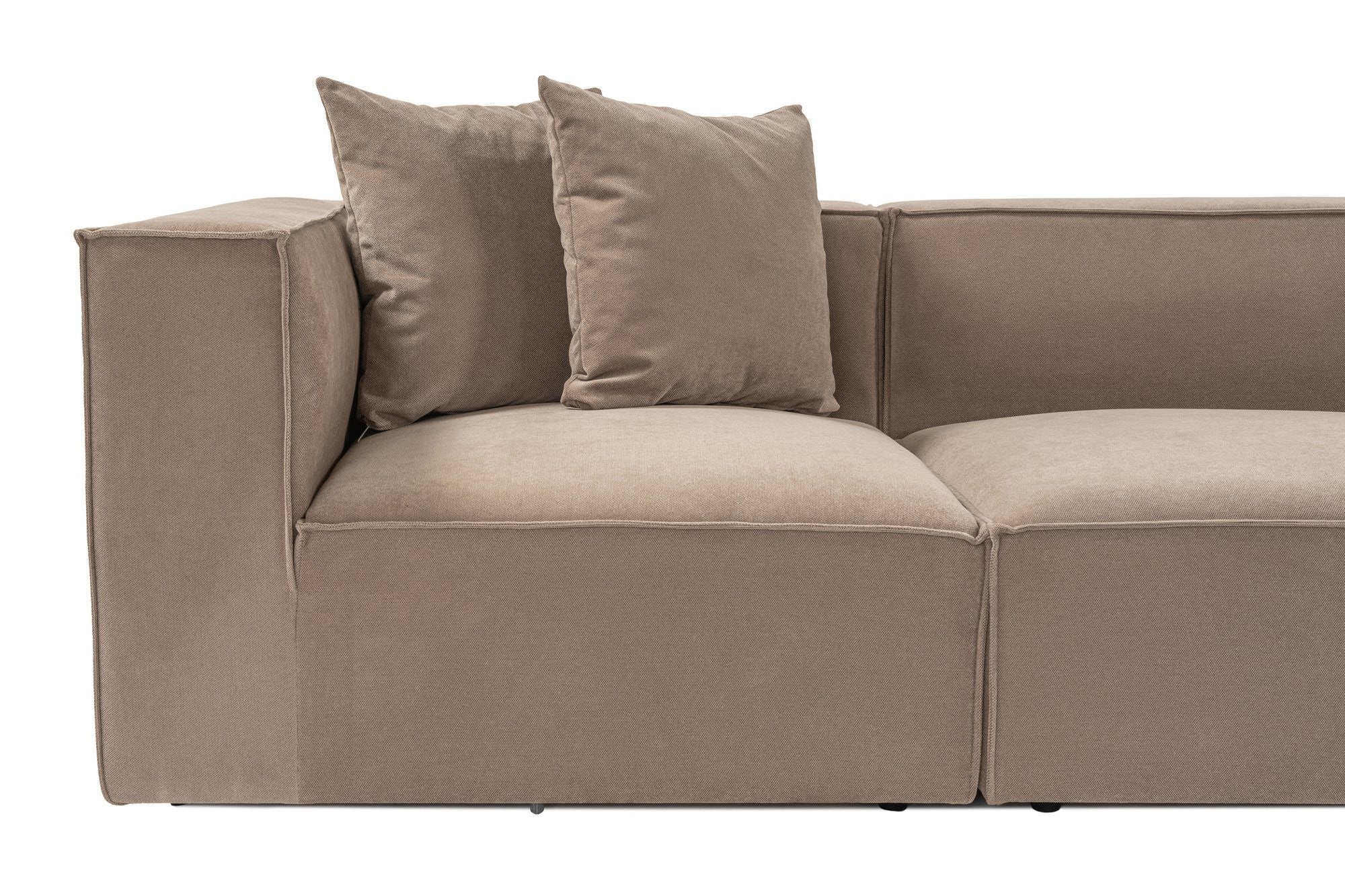 Sofá de Canto Cappuccino com Puff, 350 cm x 190 cm | Estrutura 100% madeira de carpa, tecido 100% linho, espuma 32 DNS | Elegante e confortável para espaços de convivência modernos
