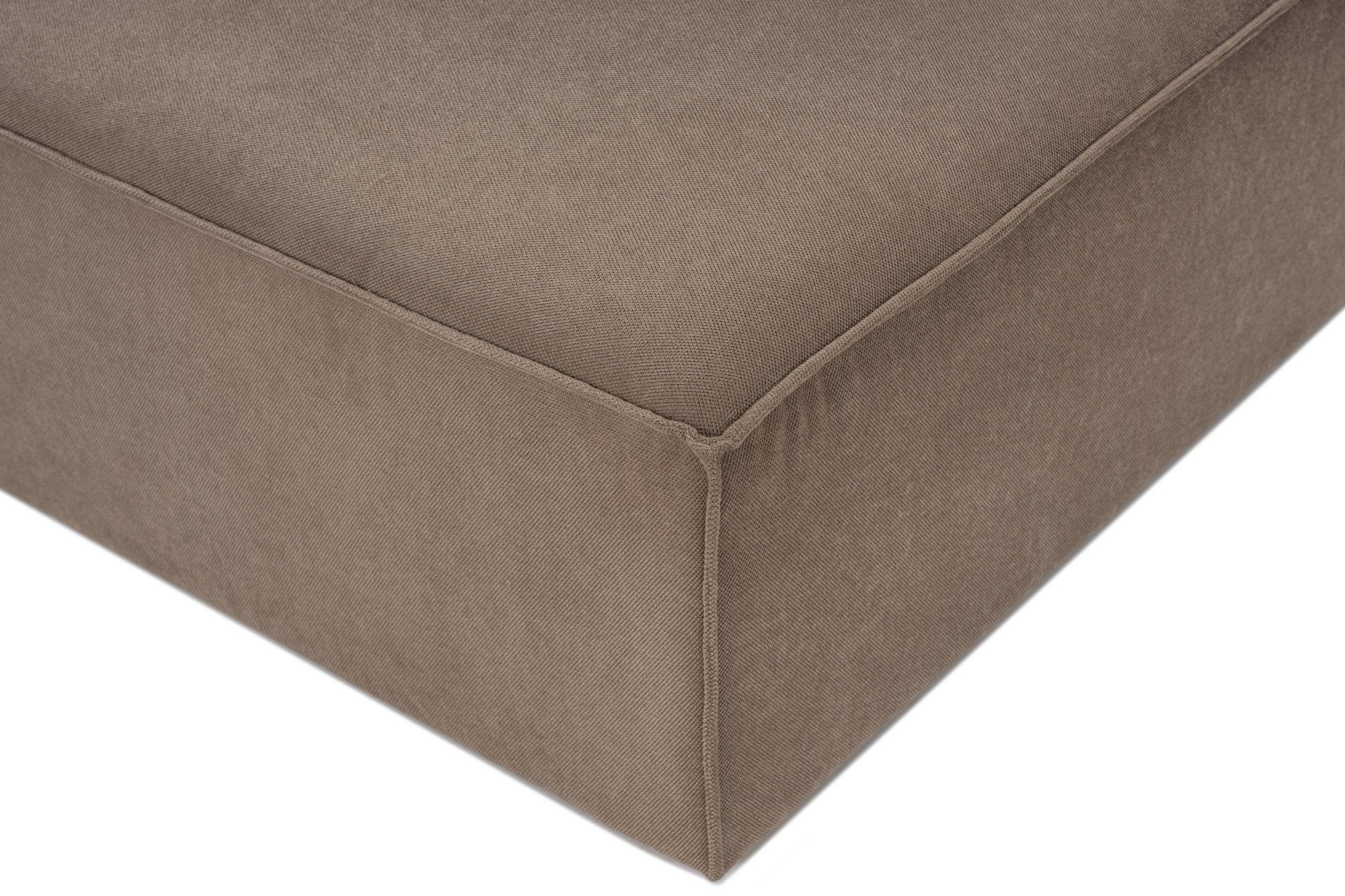 Sofá de Canto Cappuccino com Puff, 350 cm x 190 cm | Estrutura 100% madeira de carpa, tecido 100% linho, espuma 32 DNS | Elegante e confortável para espaços de convivência modernos