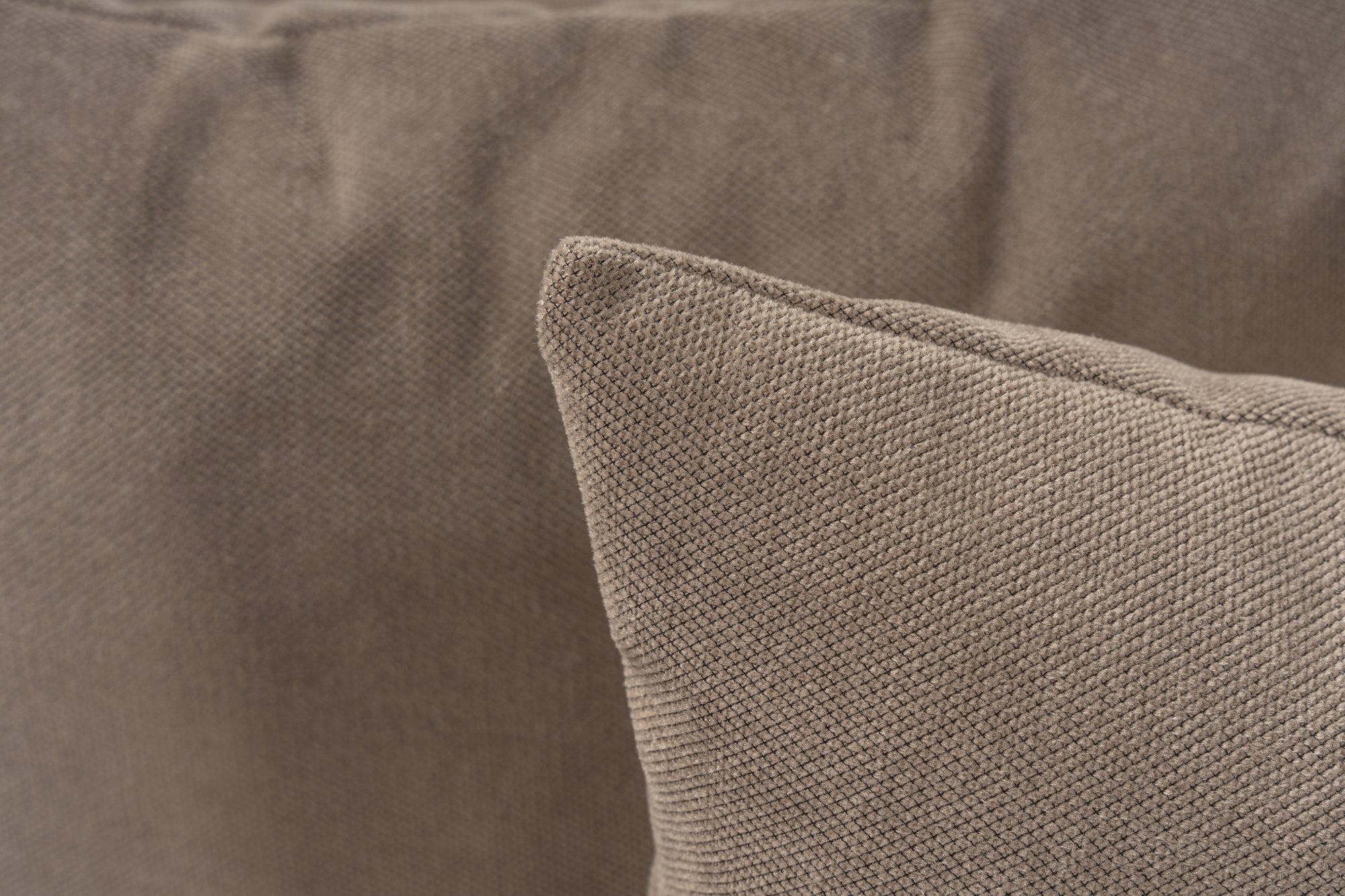 Sofá de Canto Cappuccino com Puff, 350 cm x 190 cm | Estrutura 100% madeira de carpa, tecido 100% linho, espuma 32 DNS | Elegante e confortável para espaços de convivência modernos