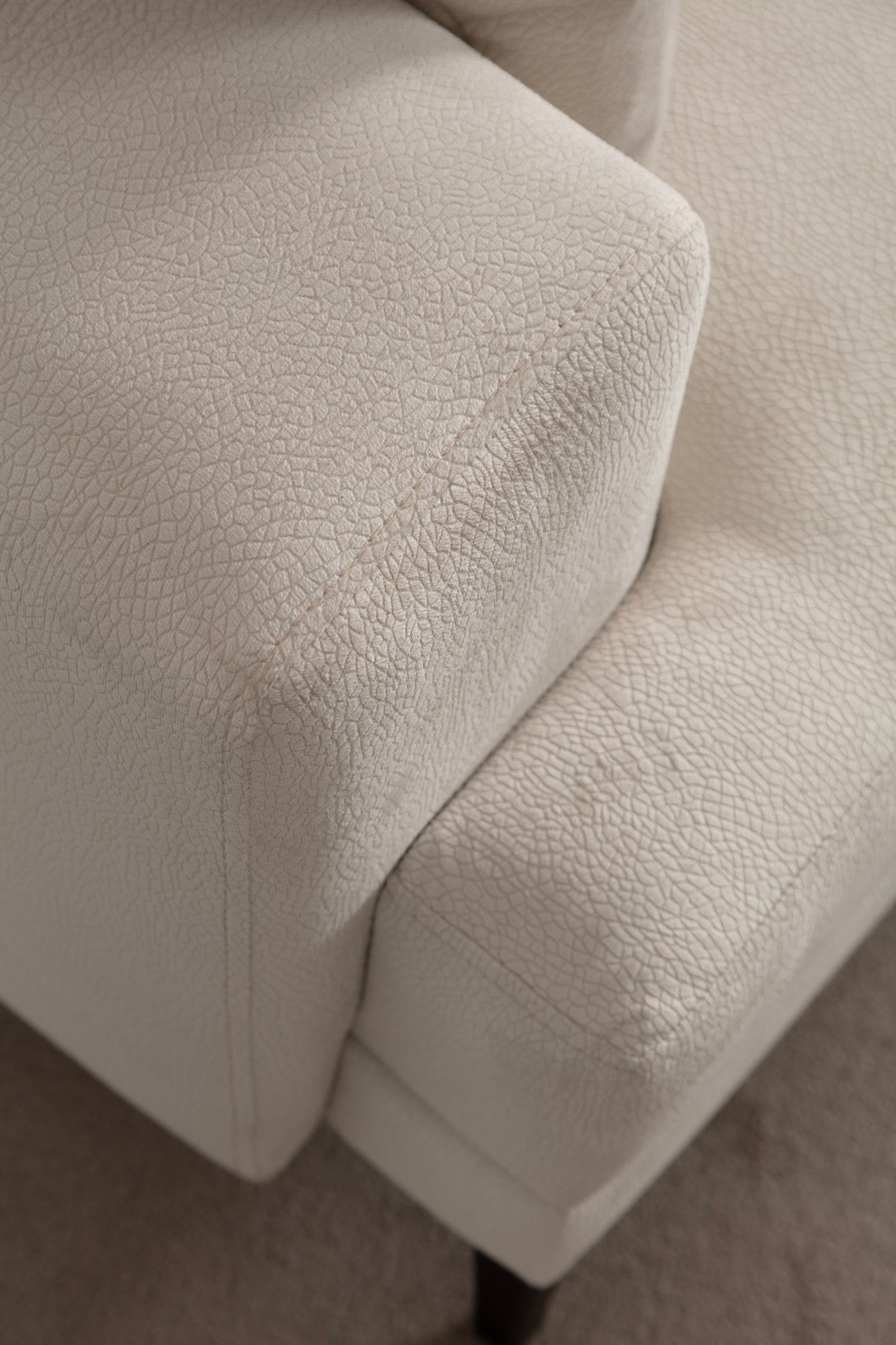 Sofá elegante de 3 lugares, cor crua, 234 x 100 x 78 cm | Estrutura em madeira de faia, 100% poliéster, almofadas de espuma macia | Perfeito para salas de estar modernas
