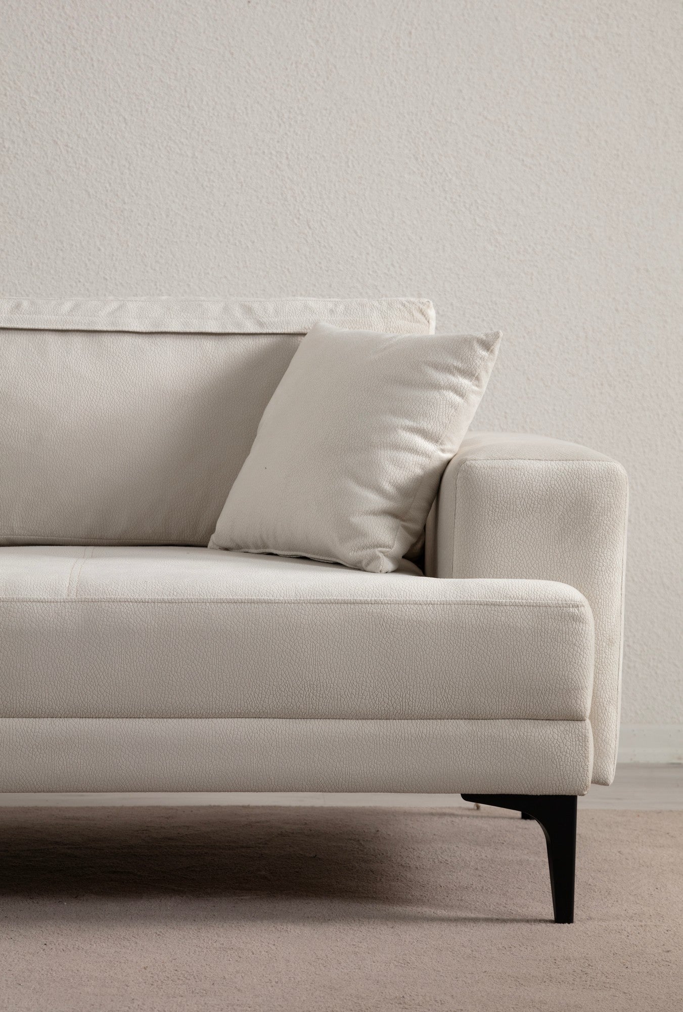 Sofá elegante de 3 lugares, cor crua, 234 x 100 x 78 cm | Estrutura em madeira de faia, 100% poliéster, almofadas de espuma macia | Perfeito para salas de estar modernas