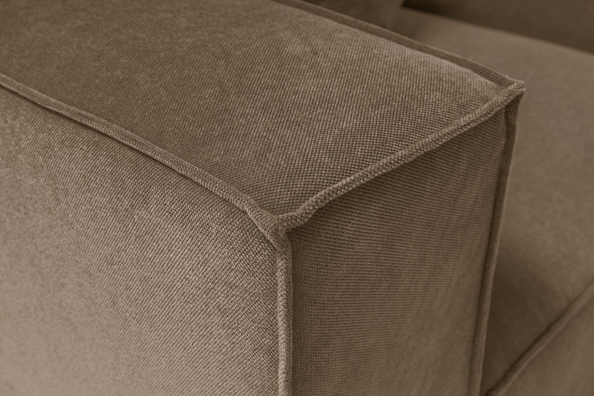 Sofá de canto elegante, marrom, 350 x 190 x 65 cm | Estrutura 100% madeira de carpa, tecido 100% linho, assentos de espuma 32 DNS, inclui pufe | Perfeito para salas de estar modernas