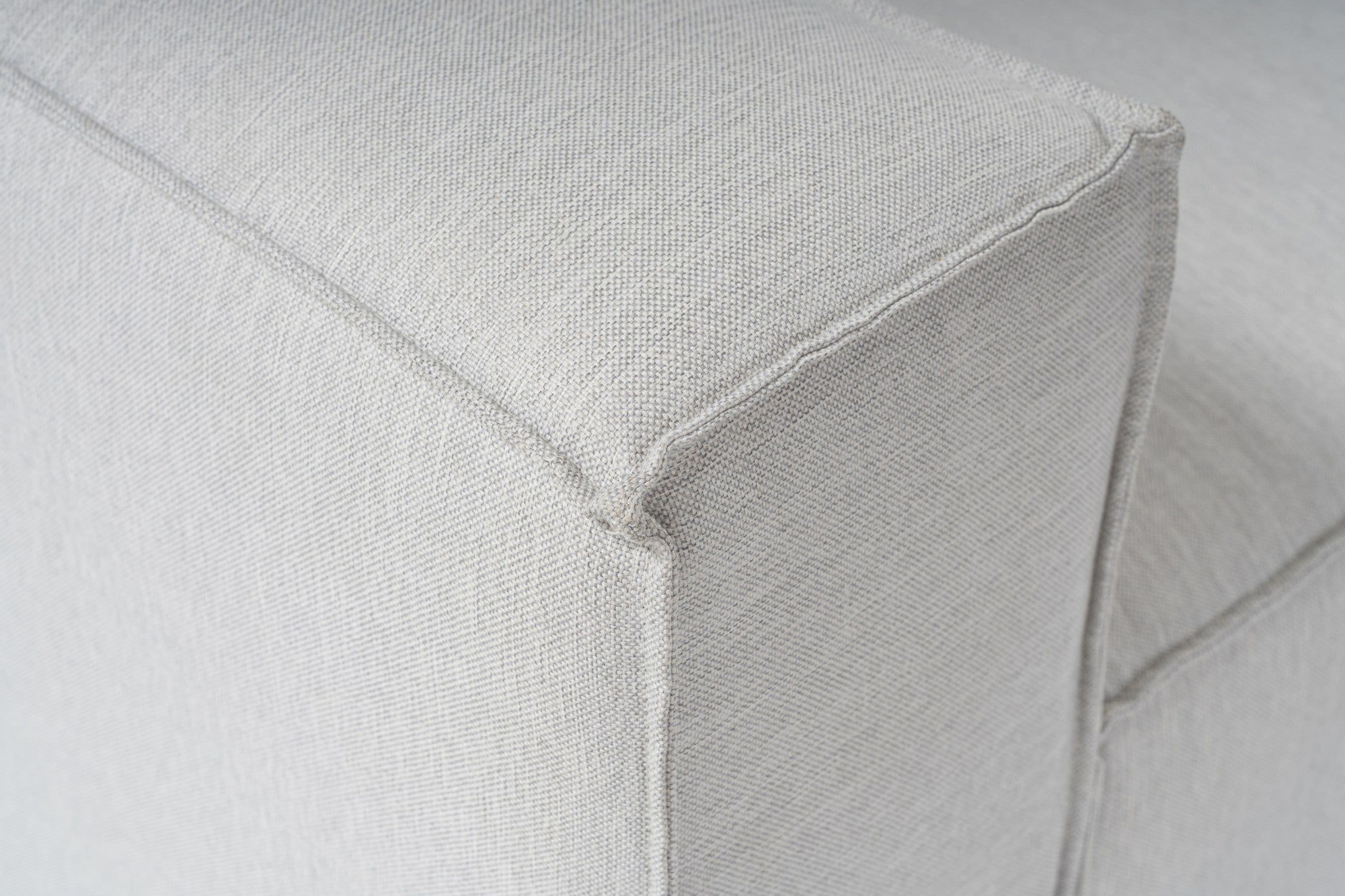 Sofá elegante de 1 lugar, cinza claro, 66 cm de altura | Estrutura 100% madeira de carpa, tecido 100% linho, espuma 32 DNS | Elegante e confortável para espaços de convivência modernos